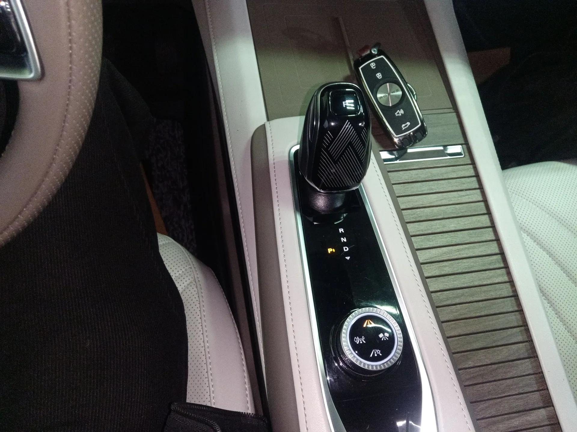 Roewe RX9 2023 2.0T Two-Wheel Drive Enjoyment Version — миниатюра 17