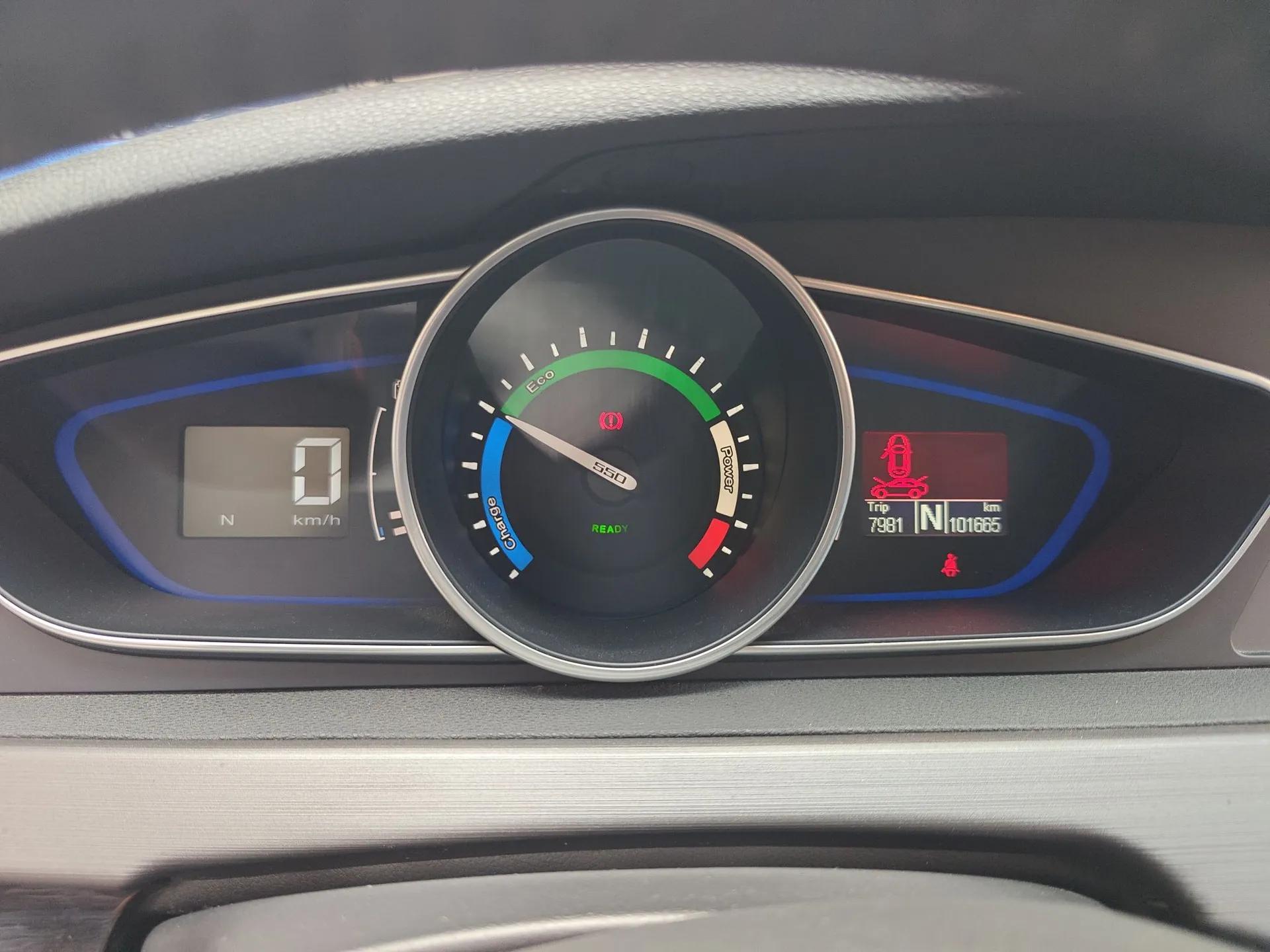 Roewe e550 2016 Deluxe Edition — миниатюра 12