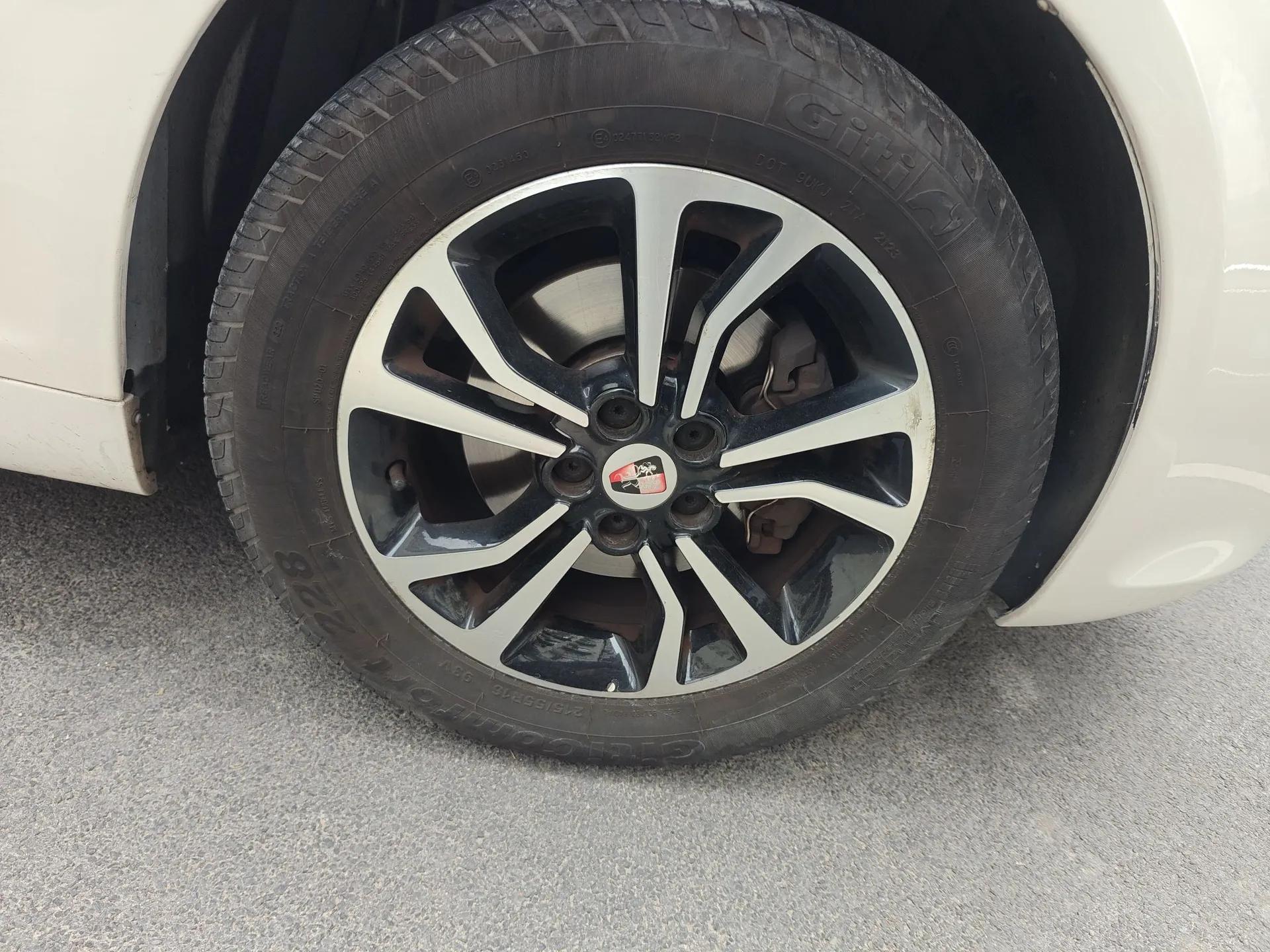 Roewe e550 2016 Deluxe Edition — миниатюра 8