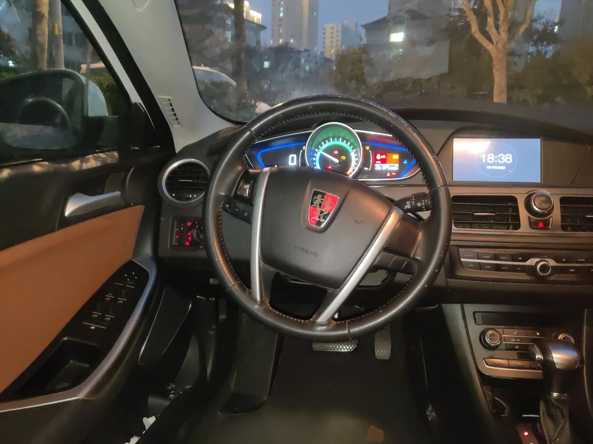 Roewe e550 2016 Deluxe Edition — миниатюра 11