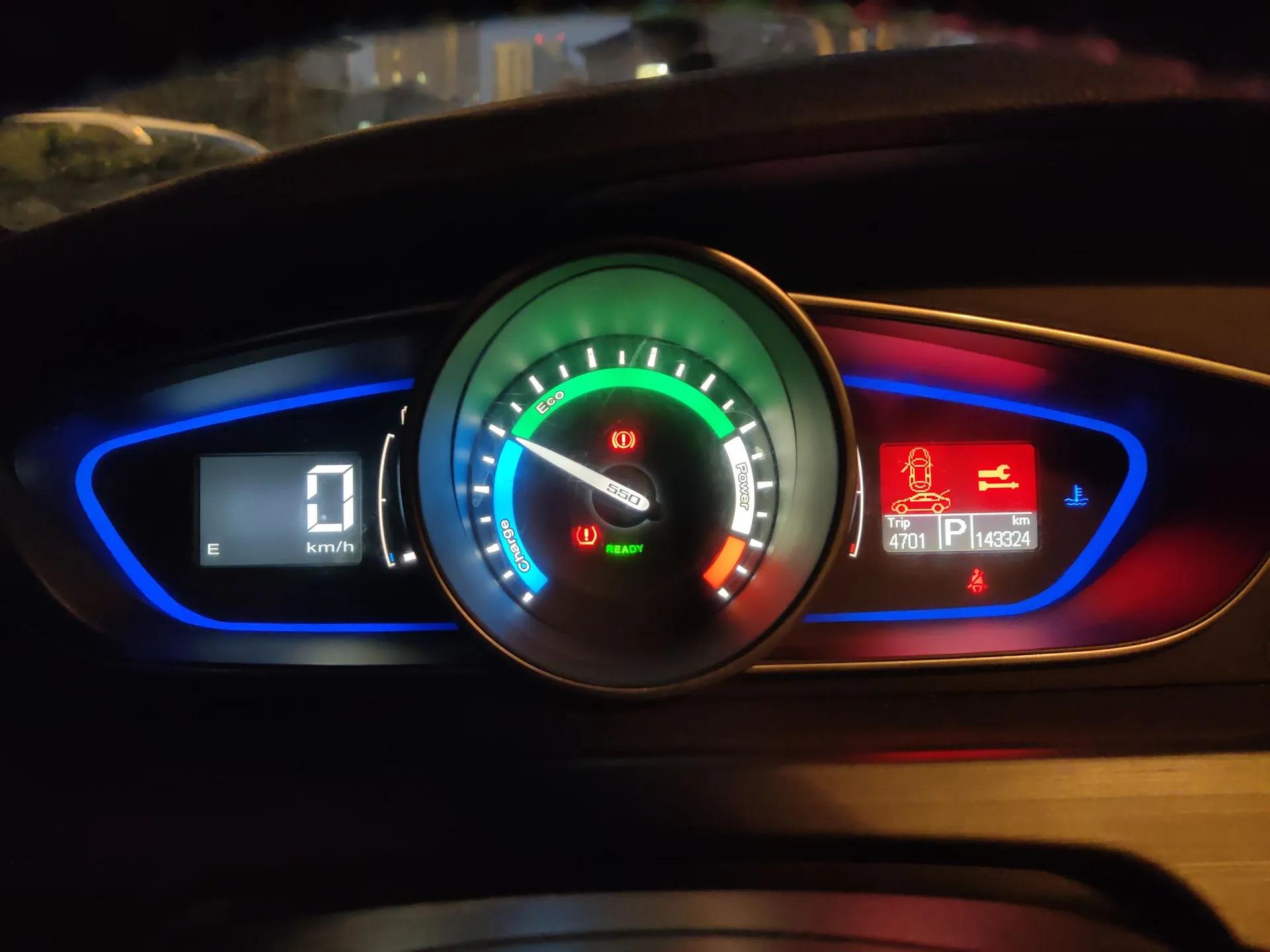 Roewe e550 2016 Deluxe Edition — миниатюра 12