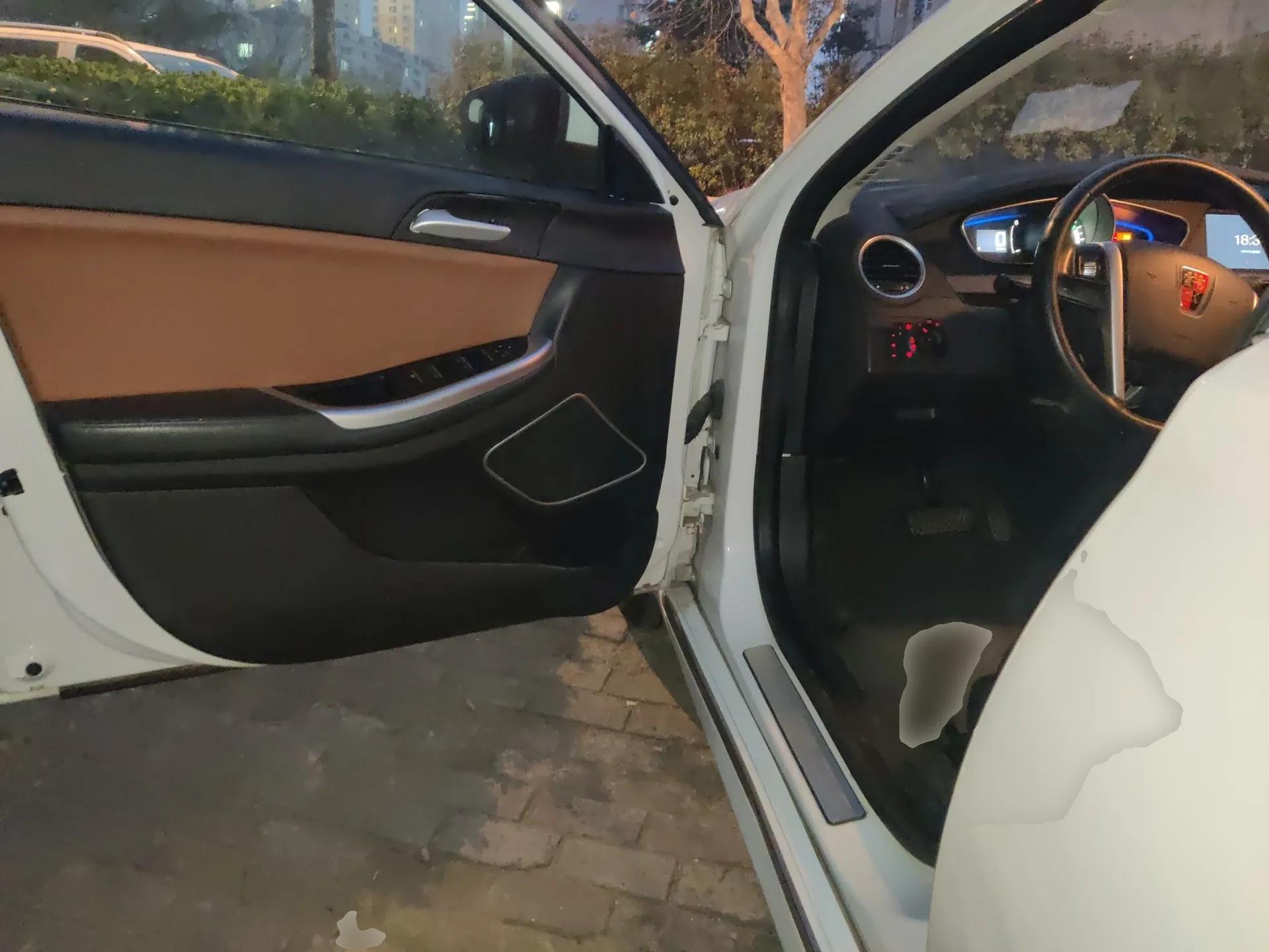 Roewe e550 2016 Deluxe Edition — миниатюра 17