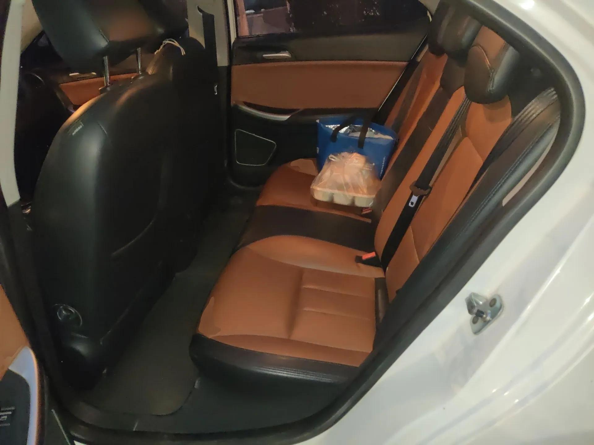 Roewe e550 2016 Deluxe Edition — миниатюра 18
