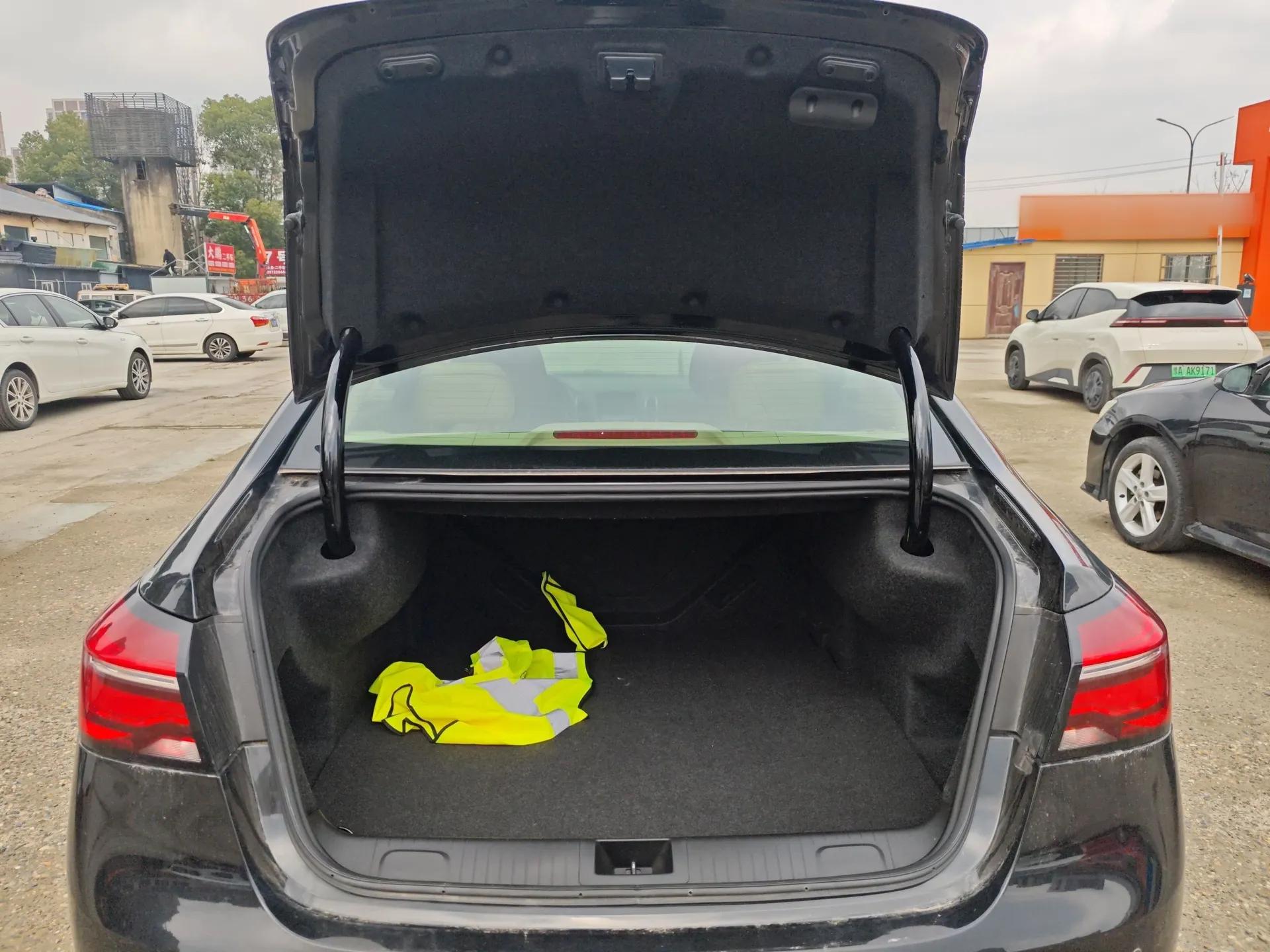 Roewe e950 2017 50T Hybrid Connected Executive Edition — миниатюра 20