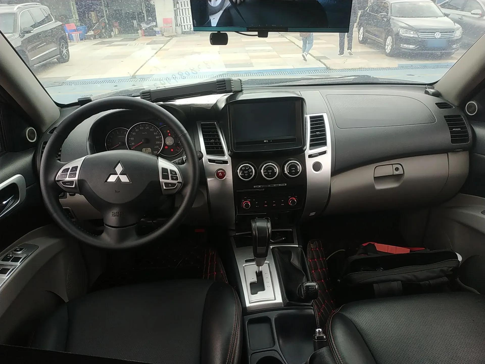 Mitsubishi Pajero Sport 2013 3.0L Automatic 4x4 Executive Edition — миниатюра 12