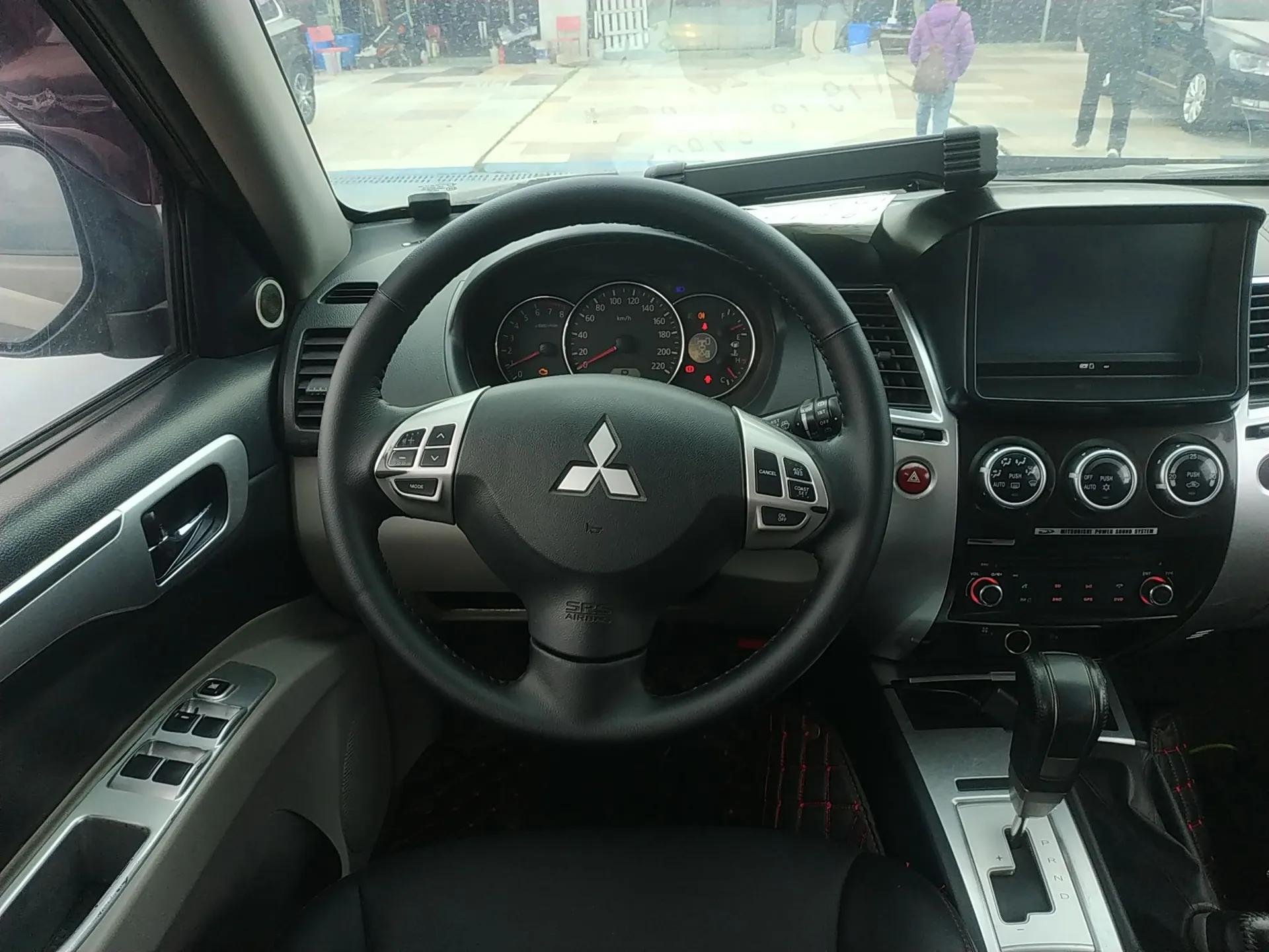 Mitsubishi Pajero Sport 2013 3.0L Automatic 4x4 Executive Edition — миниатюра 13