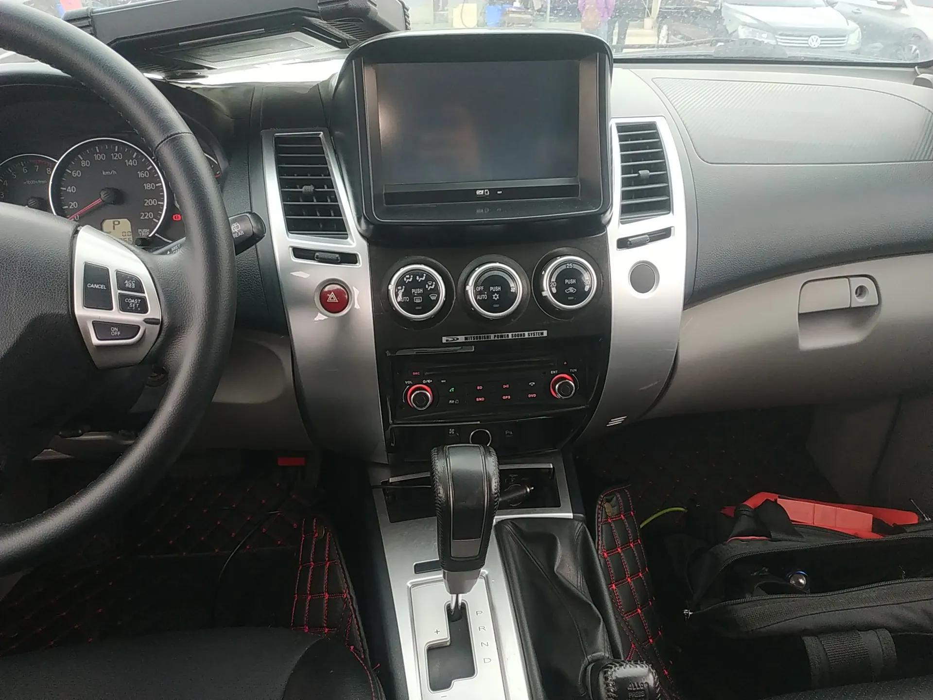 Mitsubishi Pajero Sport 2013 3.0L Automatic 4x4 Executive Edition — миниатюра 15