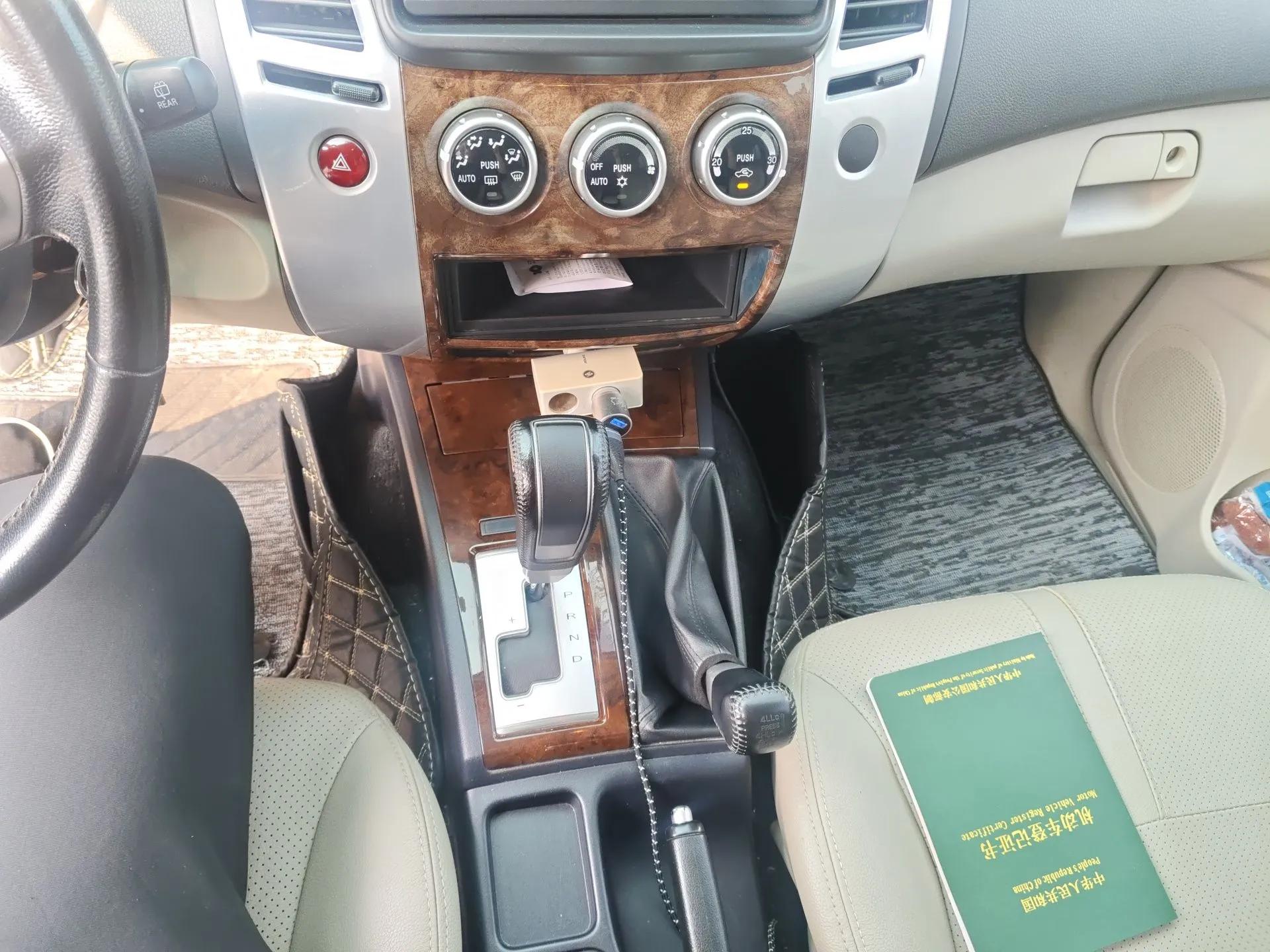 Mitsubishi Pajero Sport 2013 3.0L Automatic 4x4 Flagship Edition — миниатюра 15