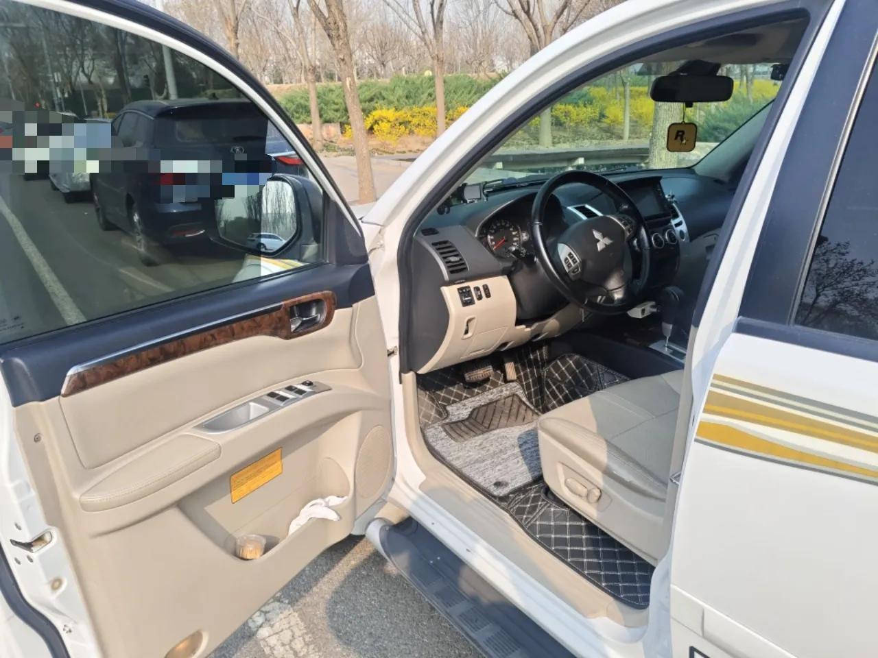 Mitsubishi Pajero Sport 2013 3.0L Automatic 4x4 Flagship Edition — миниатюра 17