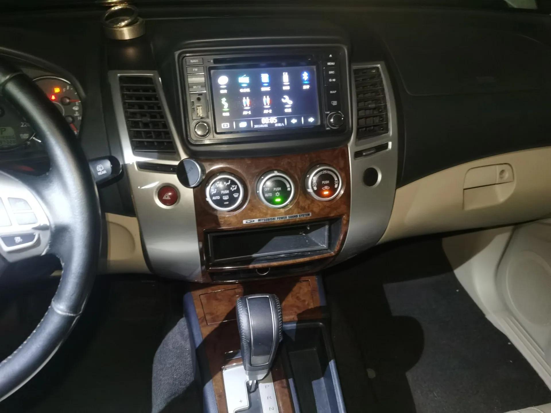 Mitsubishi Pajero Sport 2013 3.0L Automatic Two-Wheel Drive Luxury Edition — миниатюра 14