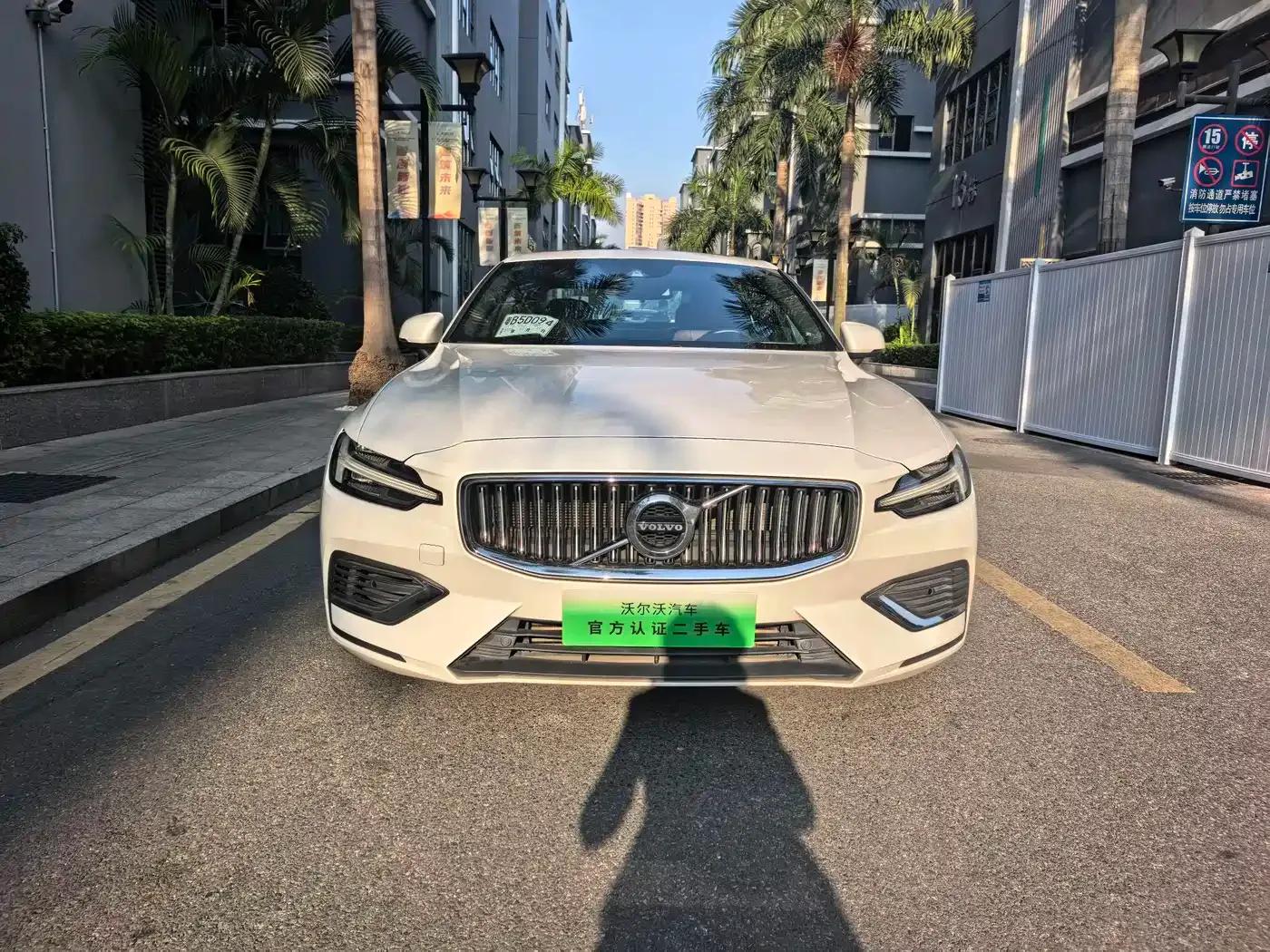 2021 Volvo S60 Plug-in Hybrid T8 E-Drive Hybrid AWD Inscription Luxury Edition — миниатюра 2