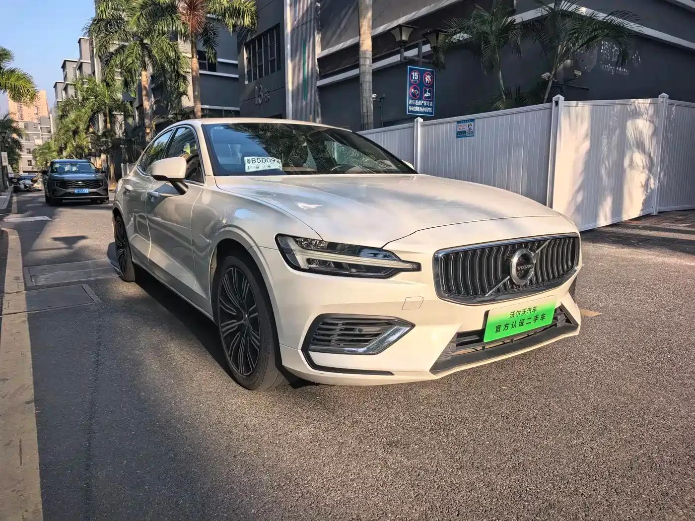 2021 Volvo S60 Plug-in Hybrid T8 E-Drive Hybrid AWD Inscription Luxury Edition — миниатюра 3