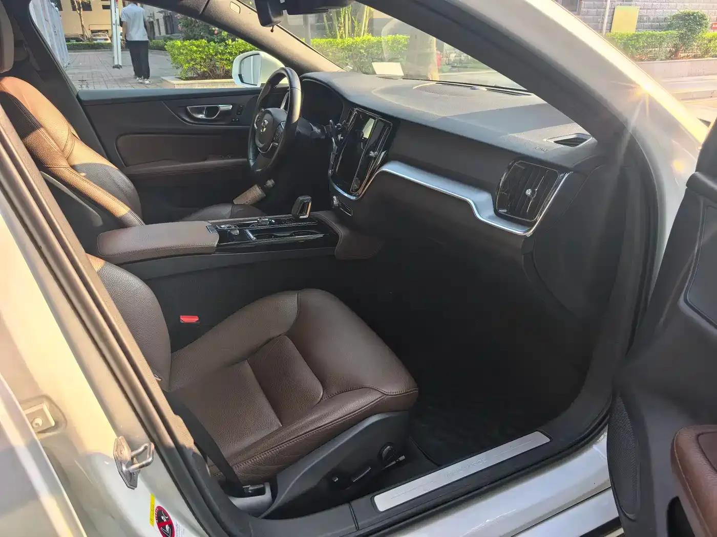2021 Volvo S60 Plug-in Hybrid T8 E-Drive Hybrid AWD Inscription Luxury Edition — миниатюра 4