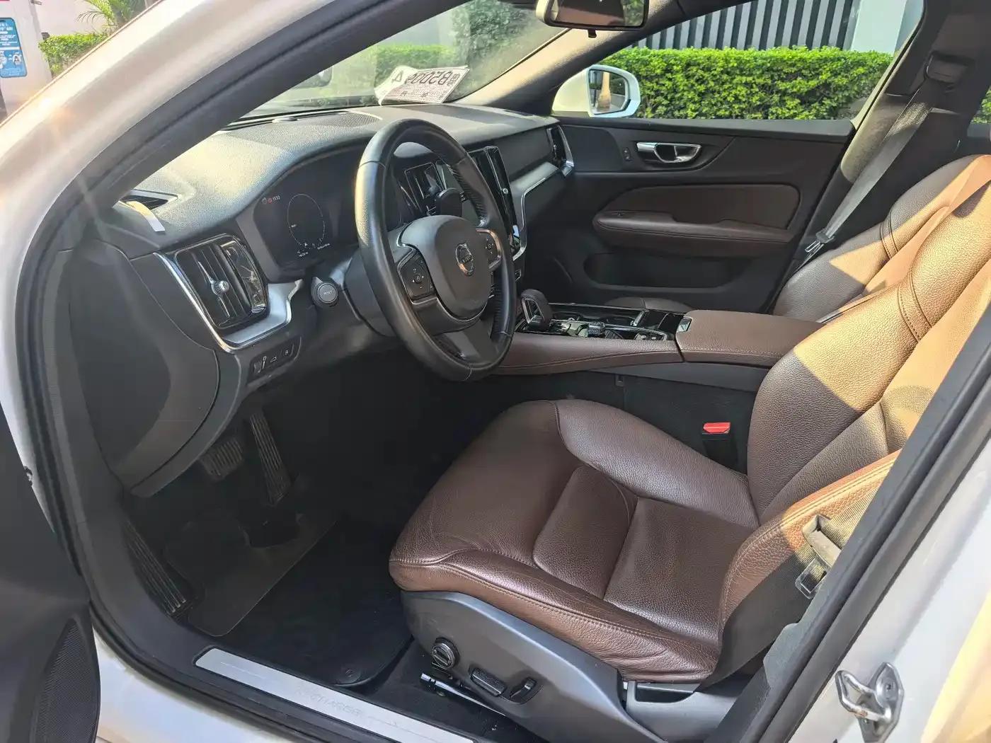 2021 Volvo S60 Plug-in Hybrid T8 E-Drive Hybrid AWD Inscription Luxury Edition — миниатюра 6