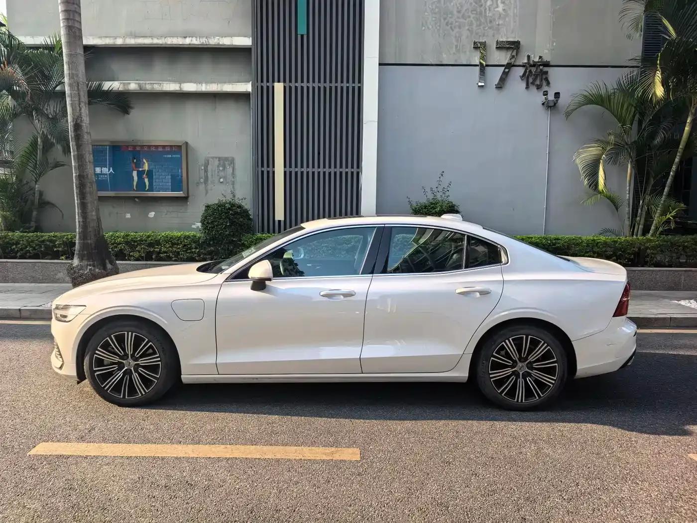 2021 Volvo S60 Plug-in Hybrid T8 E-Drive Hybrid AWD Inscription Luxury Edition — миниатюра 8