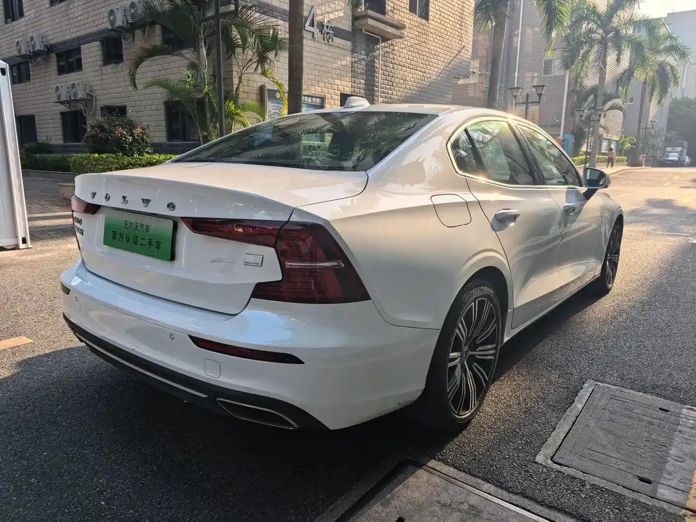 2021 Volvo S60 Plug-in Hybrid T8 E-Drive Hybrid AWD Inscription Luxury Edition — миниатюра 9