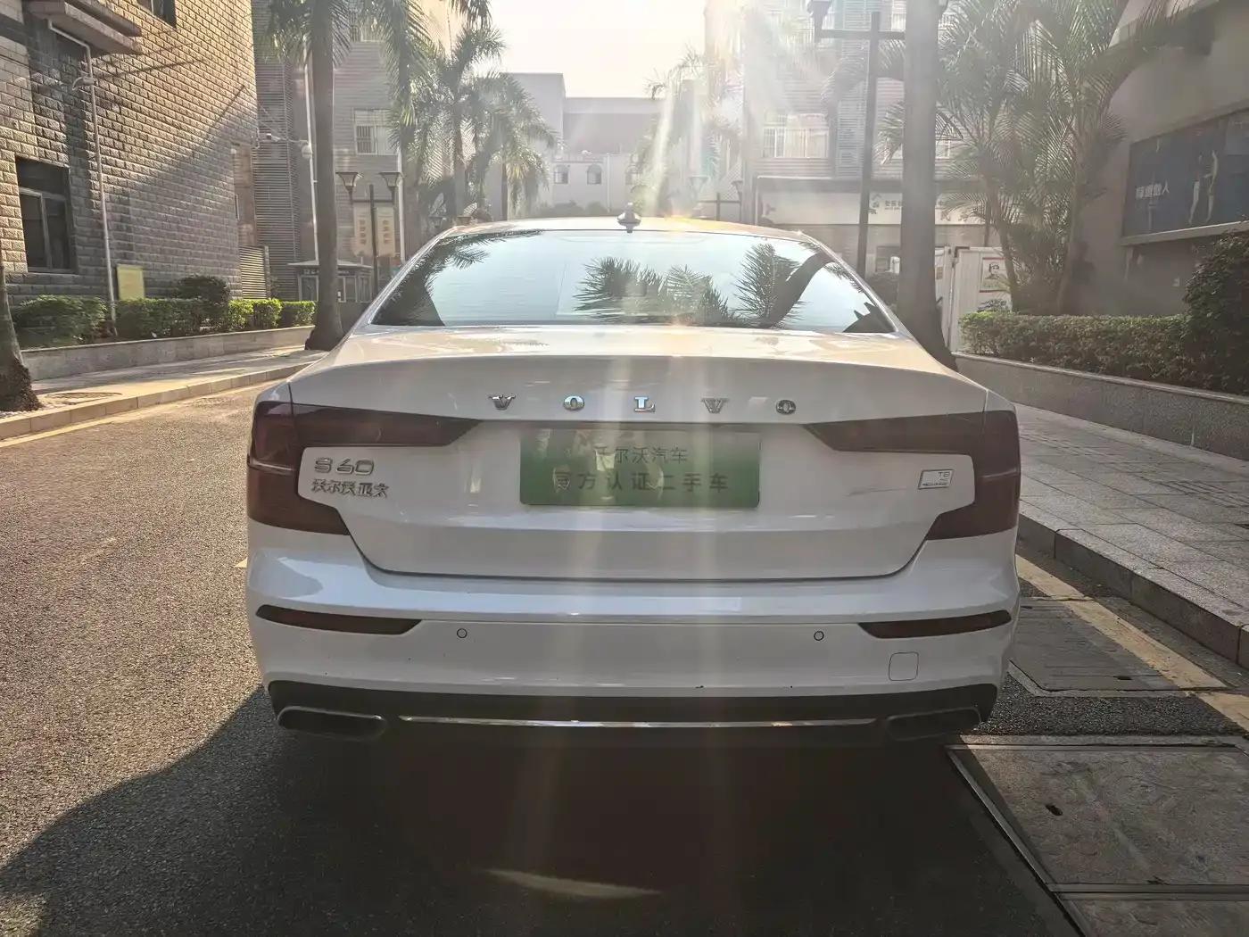 2021 Volvo S60 Plug-in Hybrid T8 E-Drive Hybrid AWD Inscription Luxury Edition — миниатюра 10