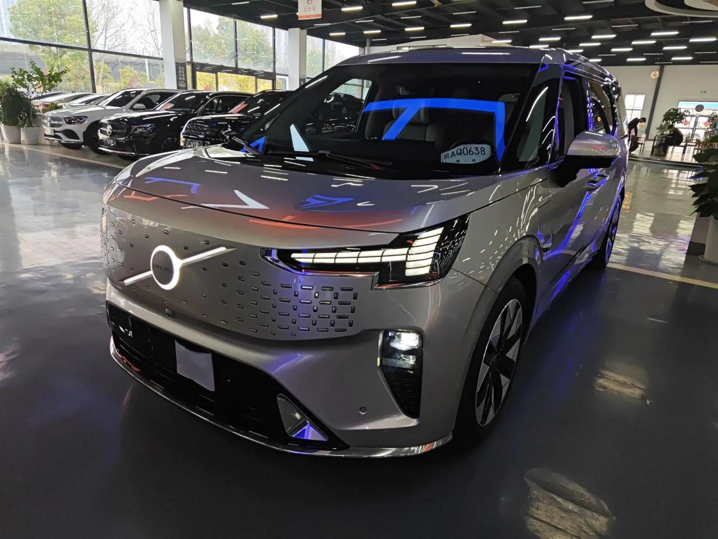 Volvo EM90 2025 Ultra Six-Seater — миниатюра 1