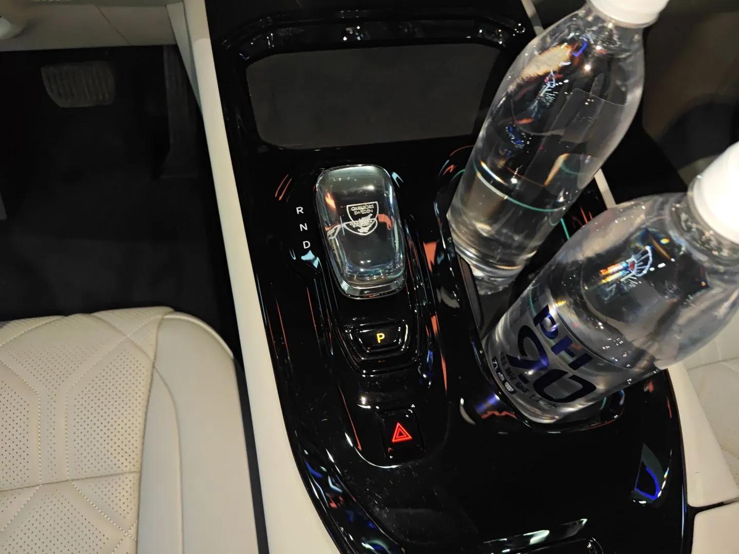 Volvo EM90 2025 Ultra Six-Seater — миниатюра 17