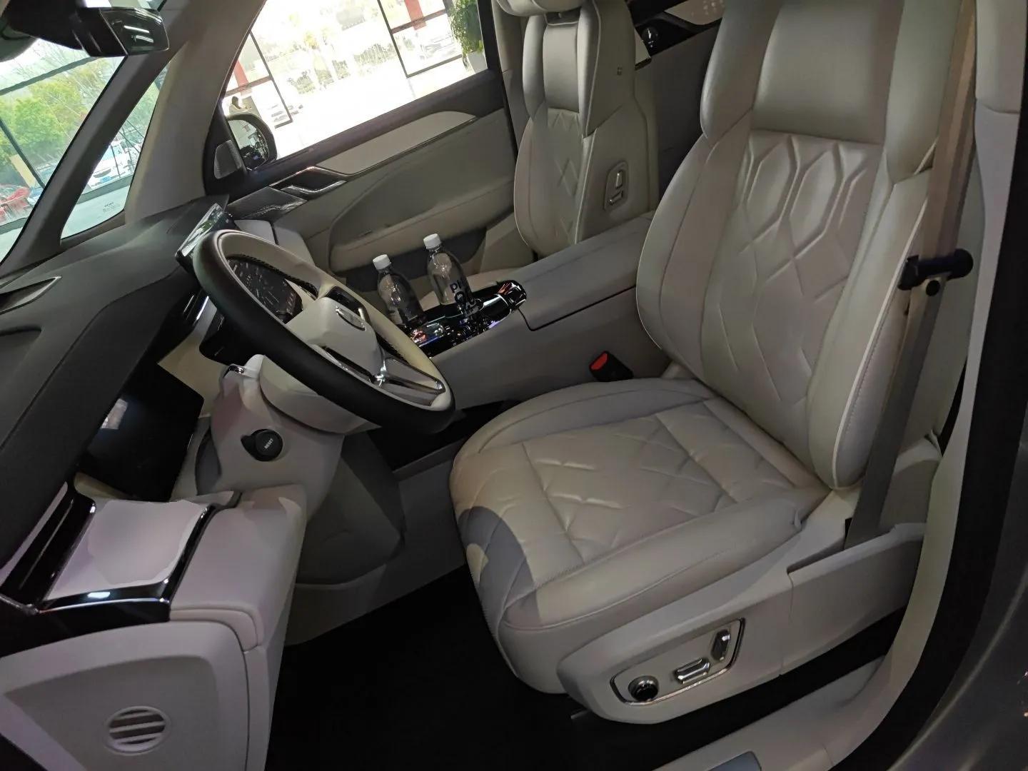 Volvo EM90 2025 Ultra Six-Seater — миниатюра 18
