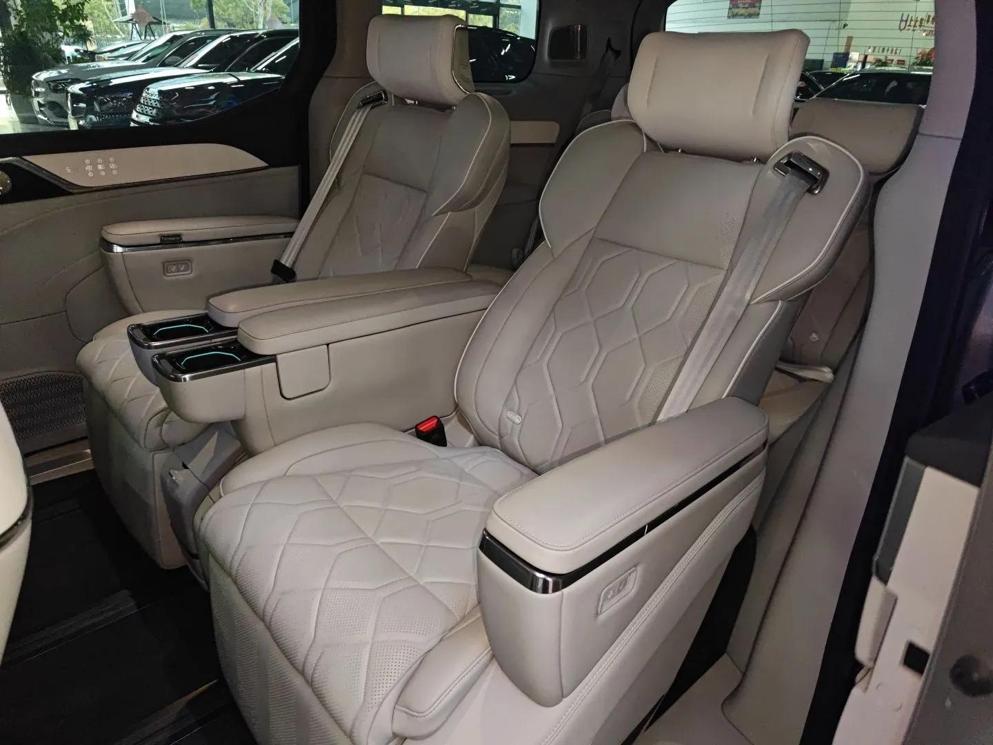 Volvo EM90 2025 Ultra Six-Seater — миниатюра 20