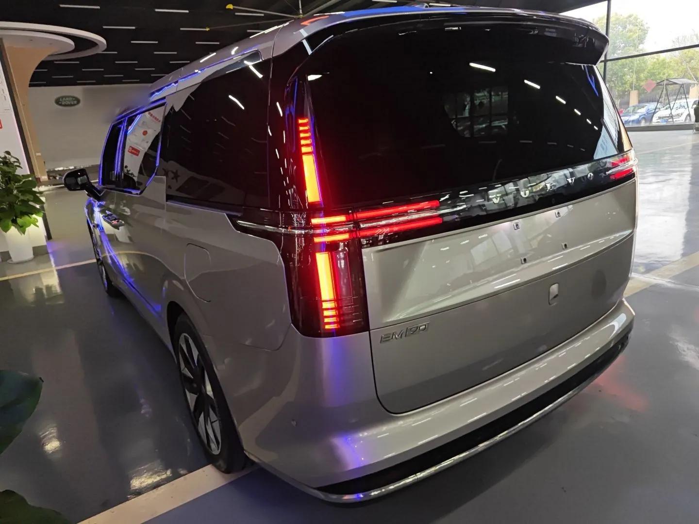 Volvo EM90 2025 Ultra Six-Seater — миниатюра 4