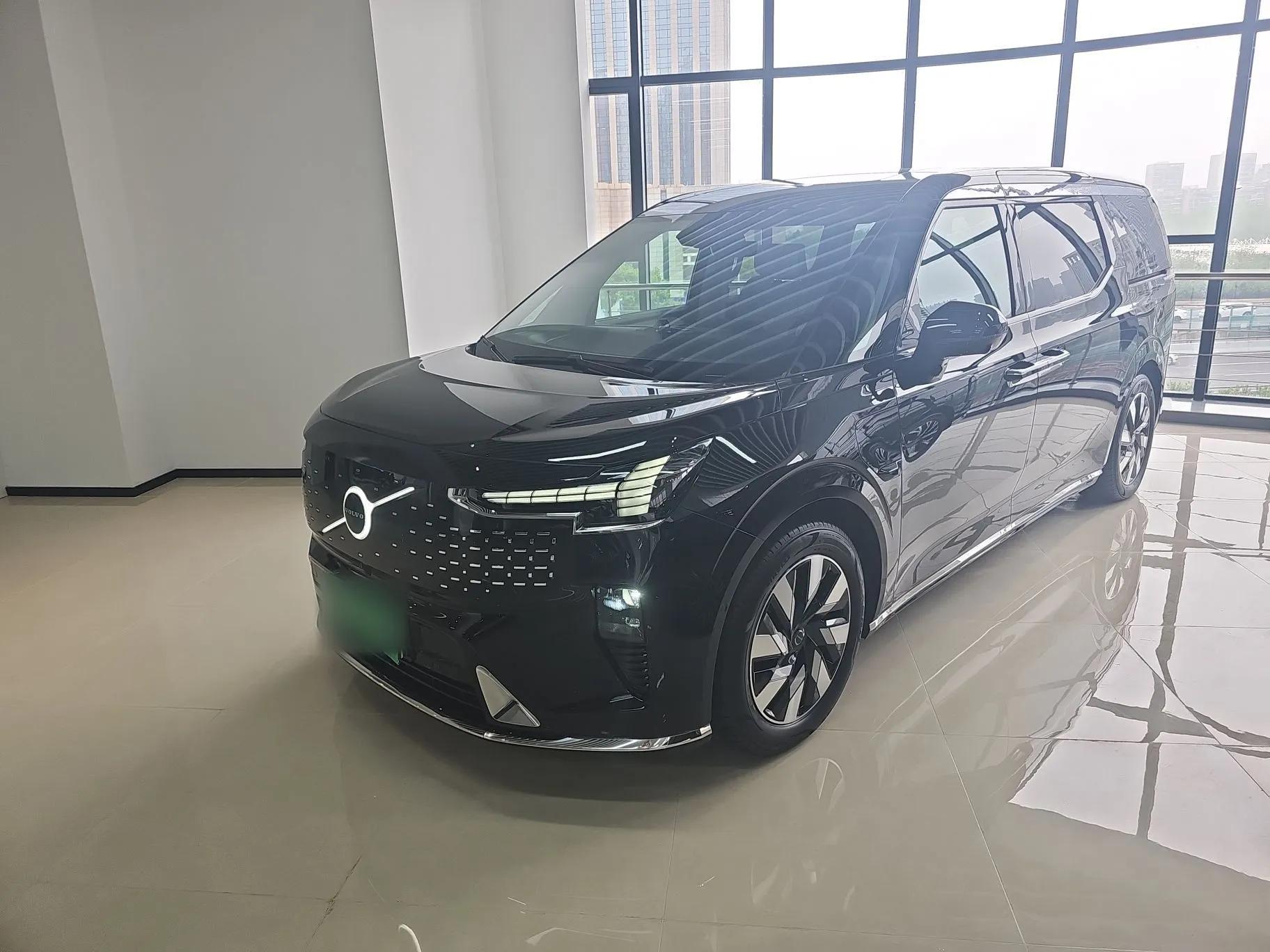 Volvo EM90 2025 Ultra Six-Seater — миниатюра 1