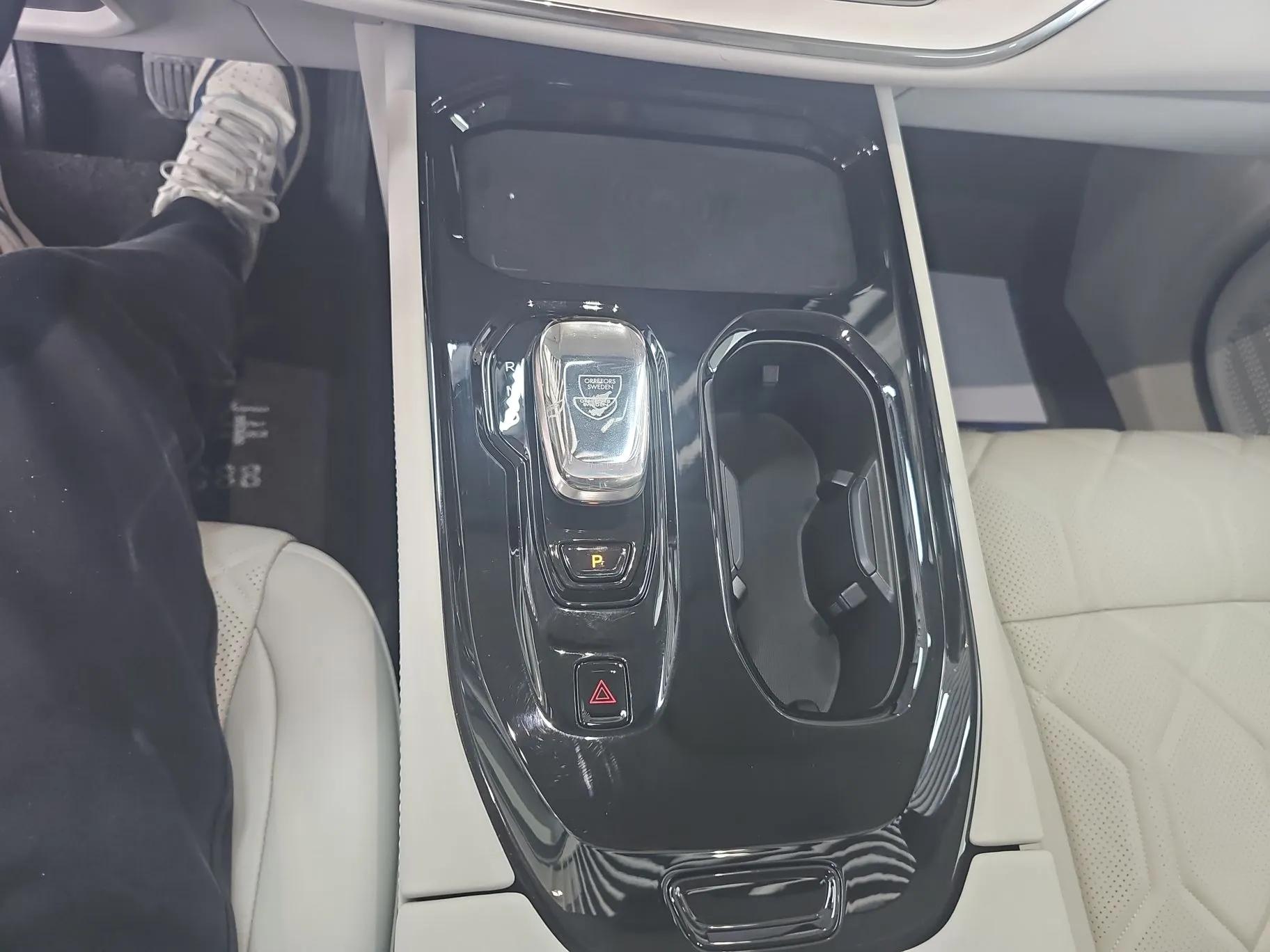 Volvo EM90 2025 Ultra Six-Seater — миниатюра 16