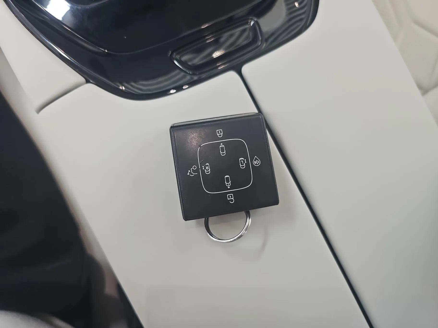 Volvo EM90 2025 Ultra Six-Seater — миниатюра 22