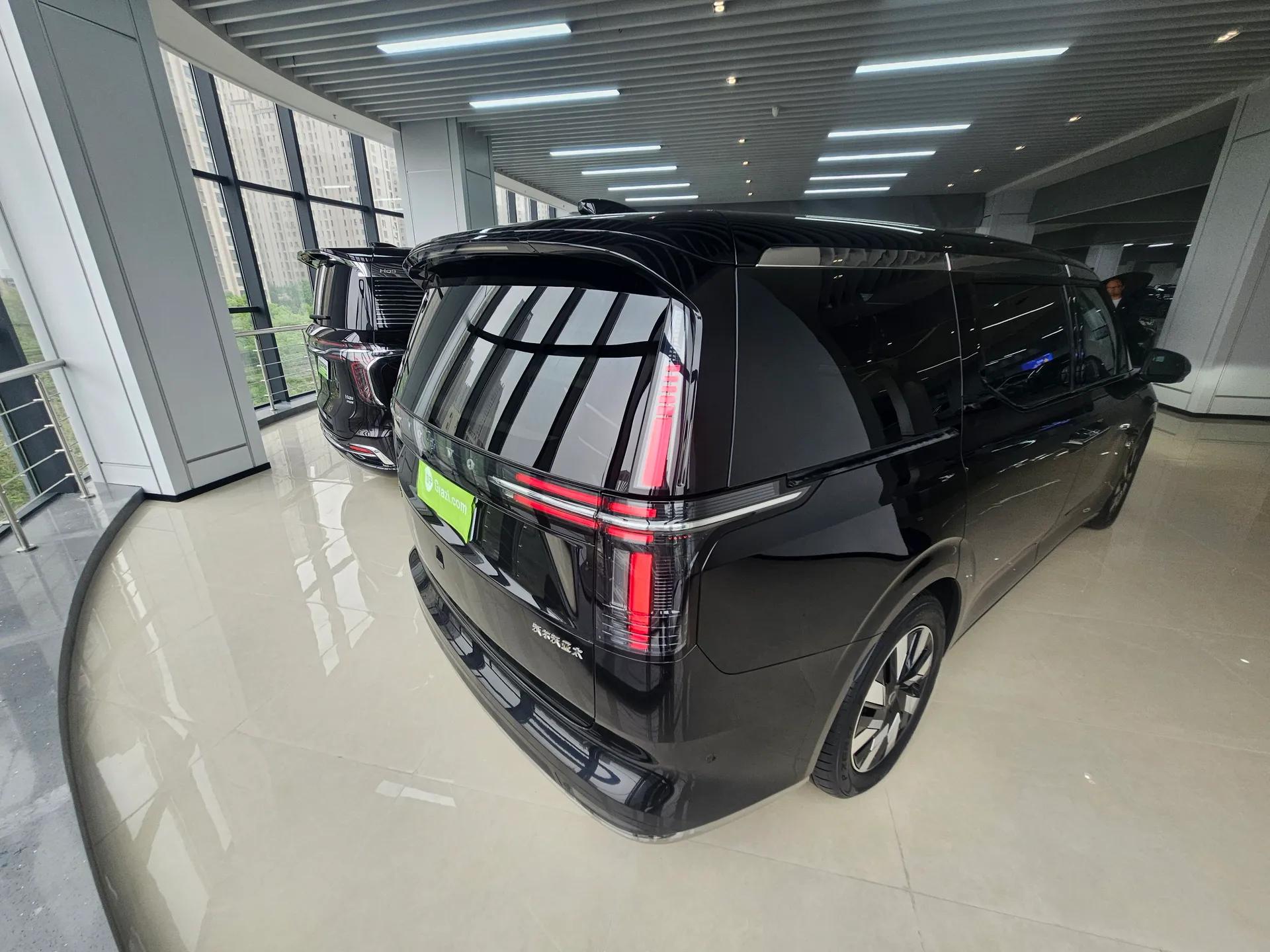 Volvo EM90 2025 Ultra Six-Seater — миниатюра 4
