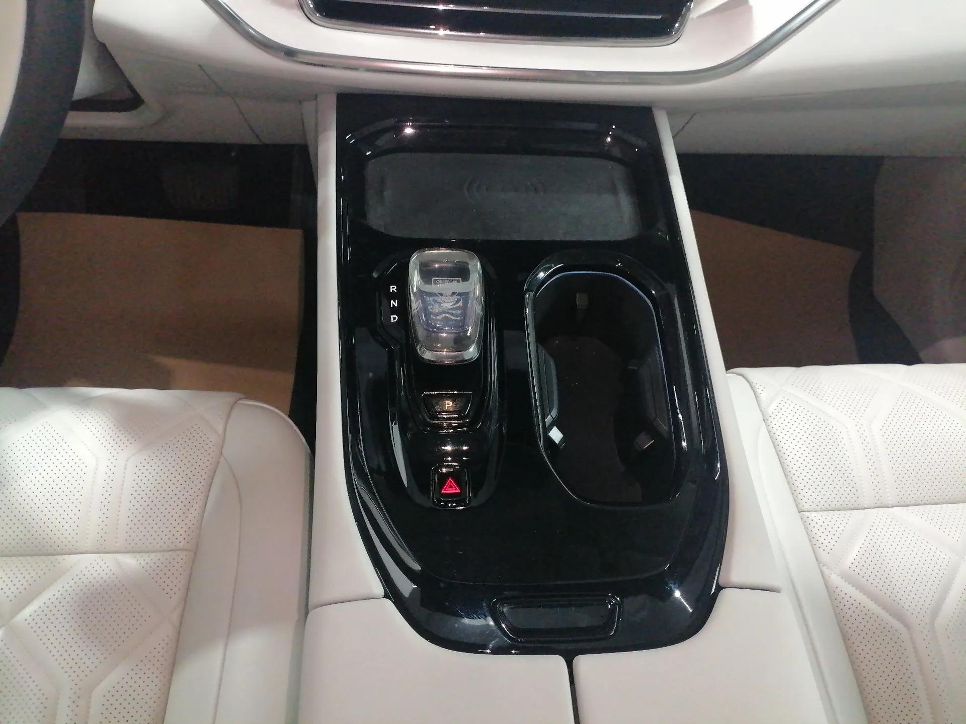 Volvo EM90 2025 Ultra Six-Seater — миниатюра 17
