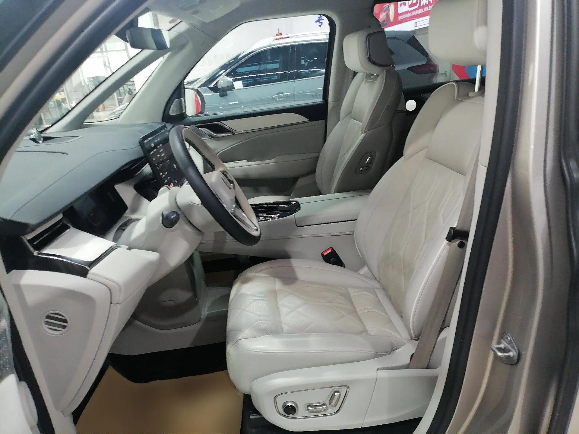 Volvo EM90 2025 Ultra Six-Seater — миниатюра 18
