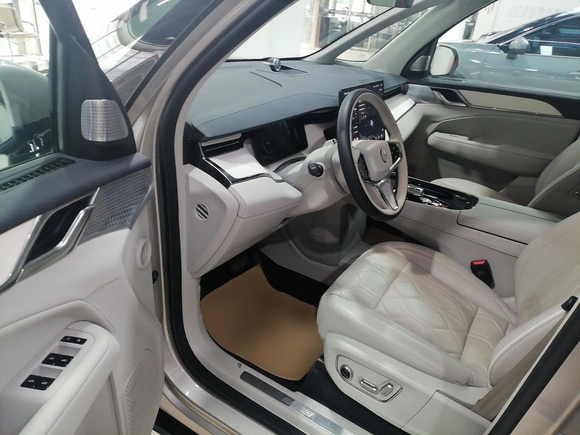 Volvo EM90 2025 Ultra Six-Seater — миниатюра 19