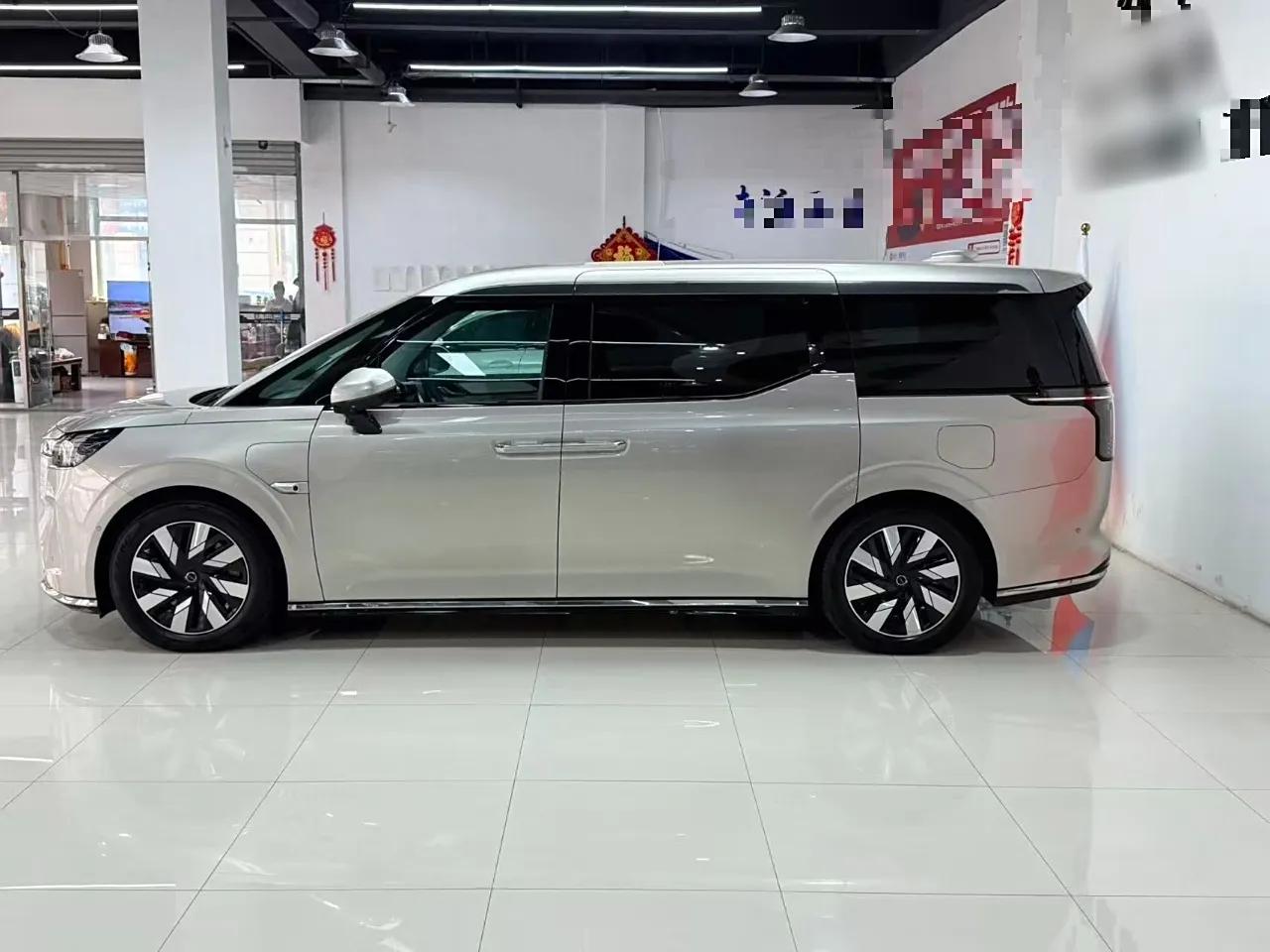 Volvo EM90 2025 Ultra Six-Seater — миниатюра 4