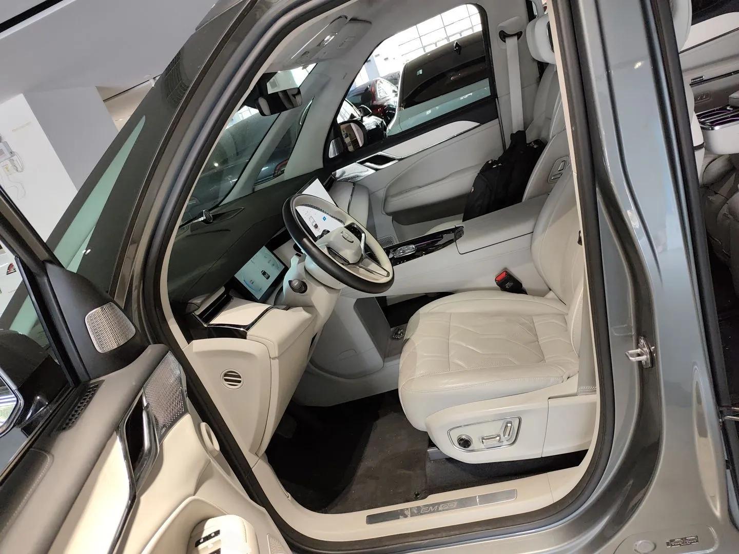 Volvo EM90 2025 Ultra Six-Seater — миниатюра 18