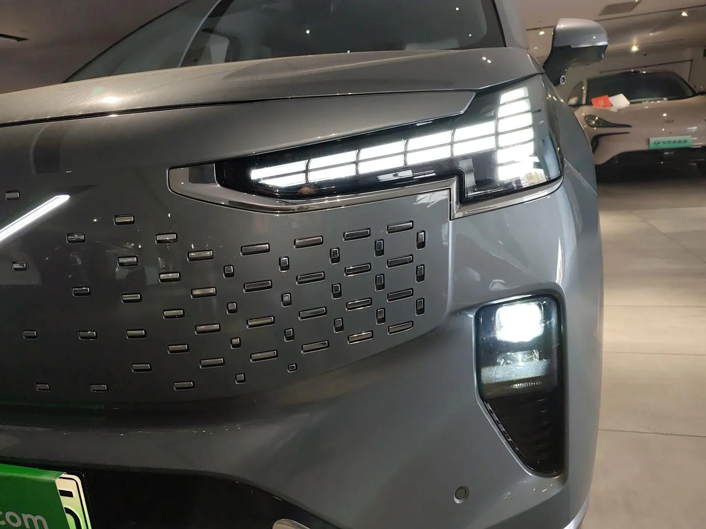 Volvo EM90 2025 Ultra Six-Seater — миниатюра 9