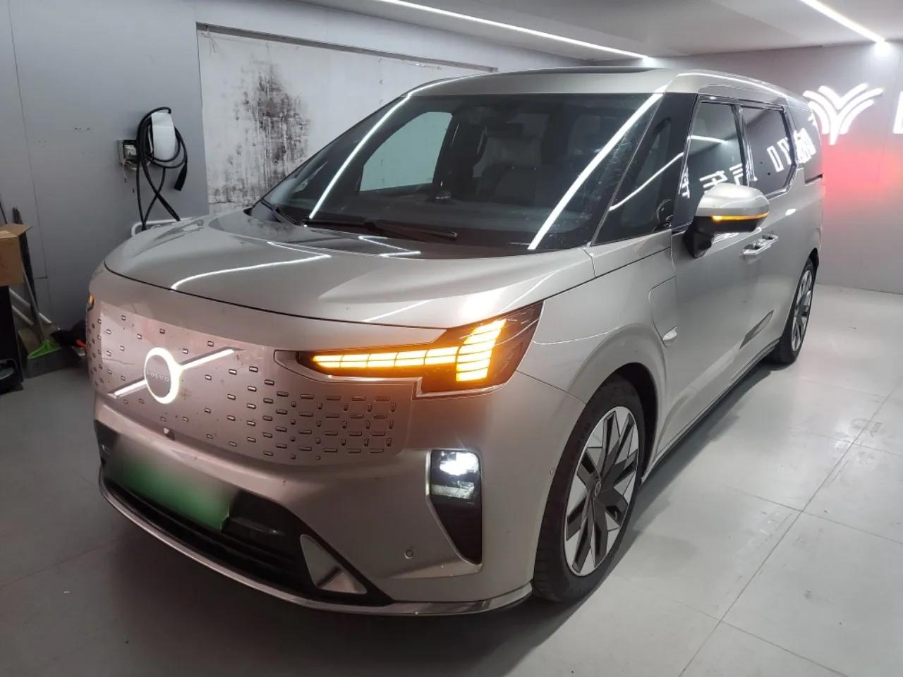 Volvo EM90 2025 Ultra Six-Seater — миниатюра 1
