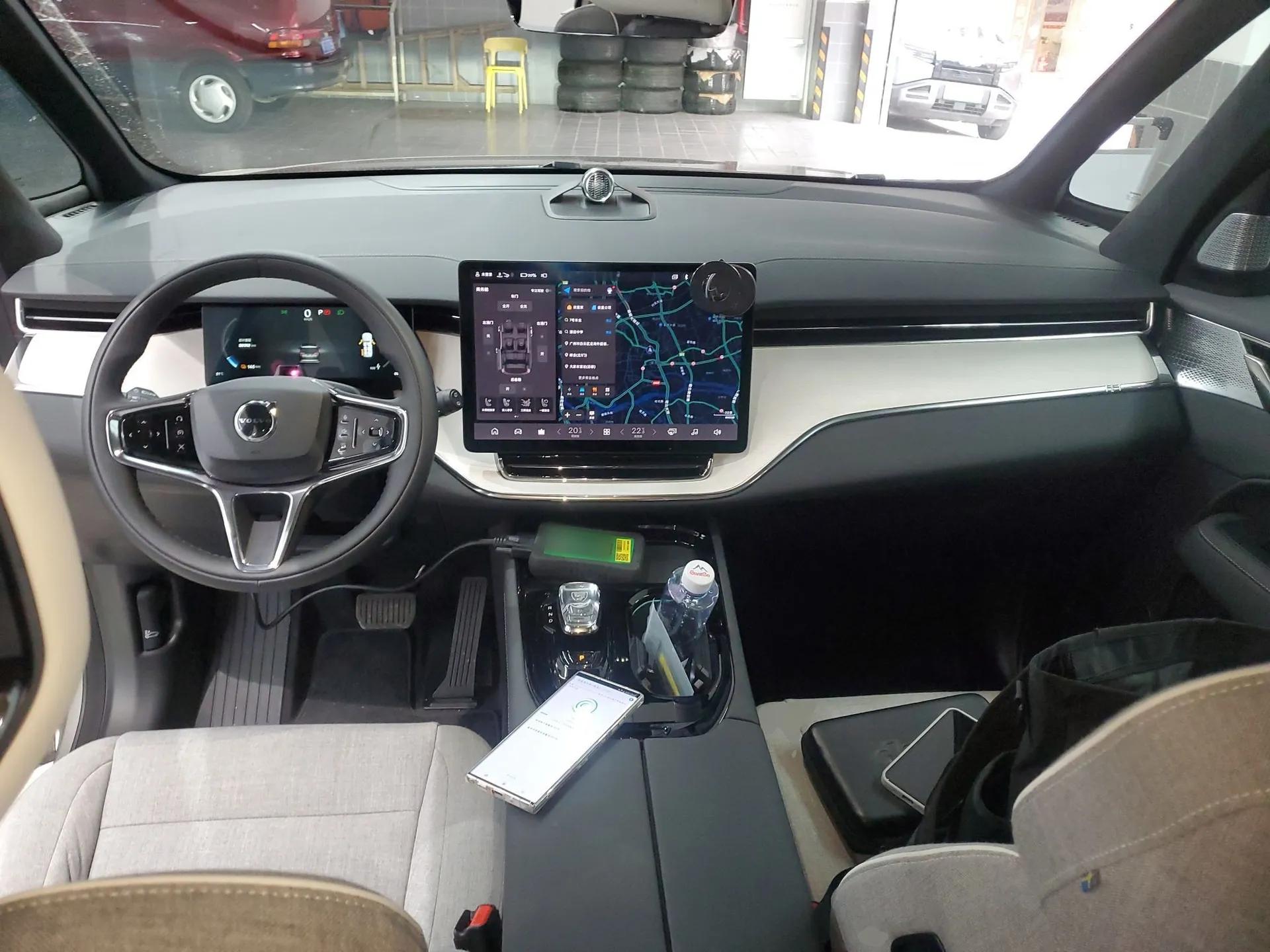 Volvo EM90 2025 Ultra Six-Seater — миниатюра 12