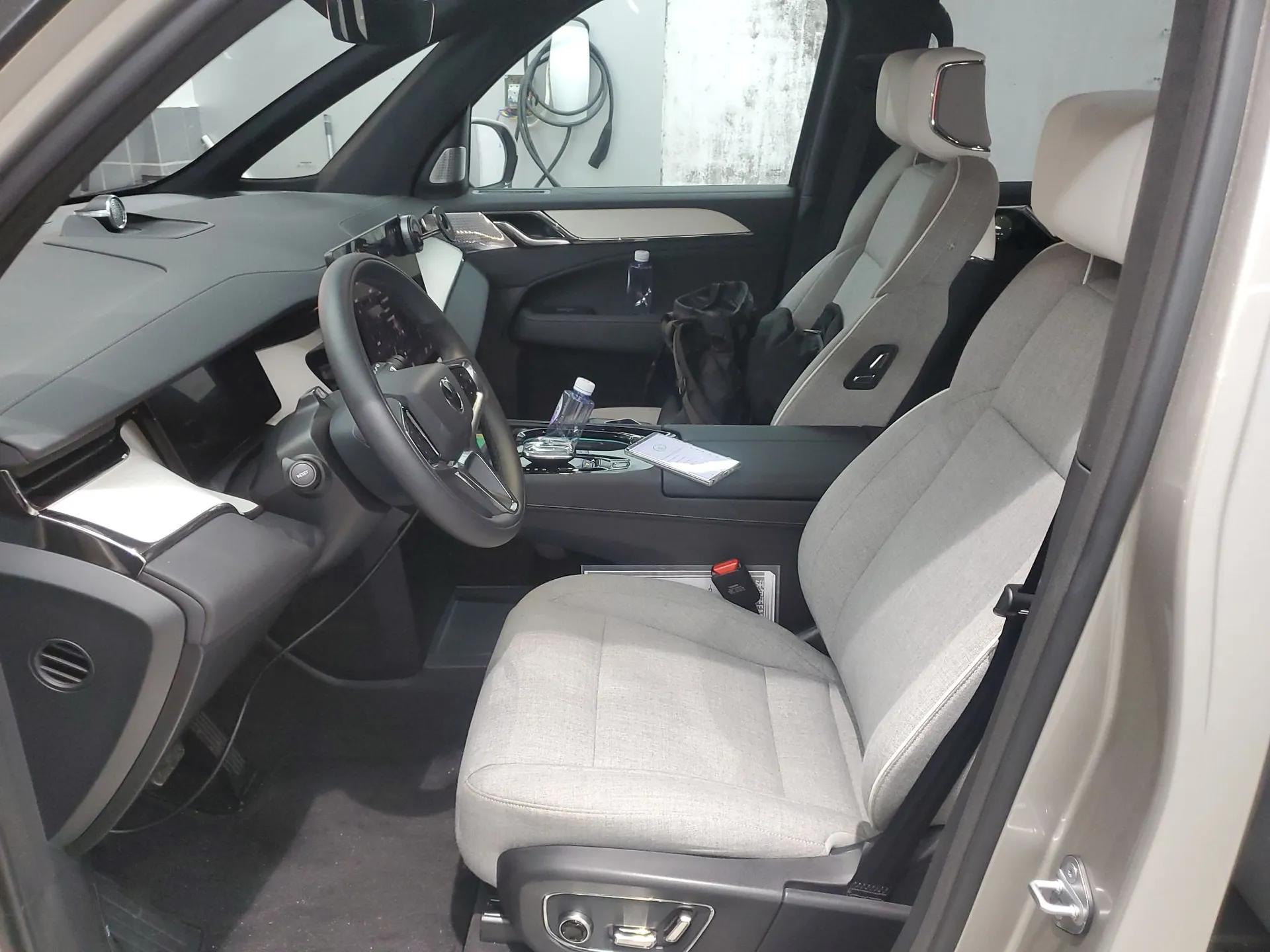 Volvo EM90 2025 Ultra Six-Seater — миниатюра 17