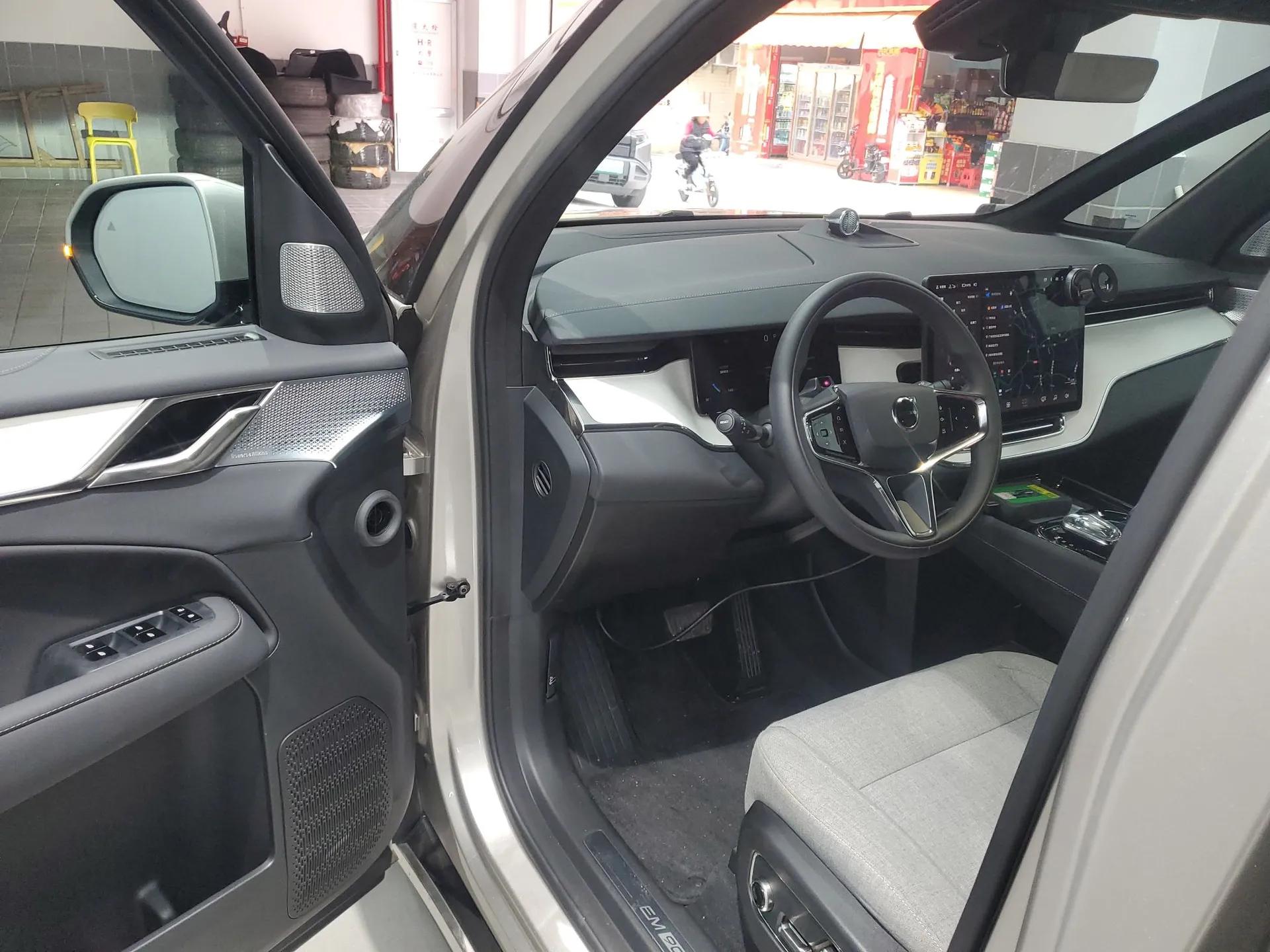 Volvo EM90 2025 Ultra Six-Seater — миниатюра 18