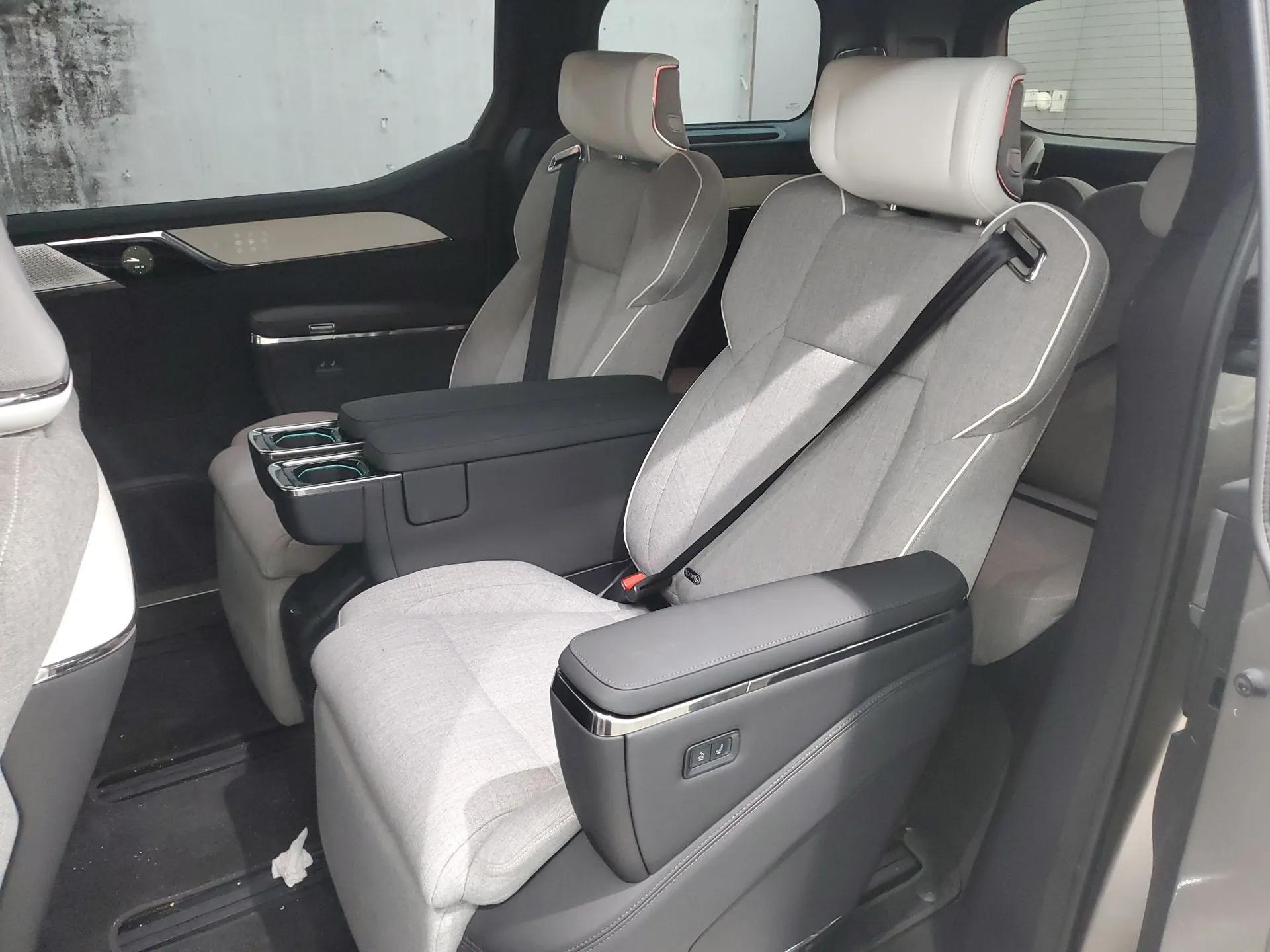 Volvo EM90 2025 Ultra Six-Seater — миниатюра 19