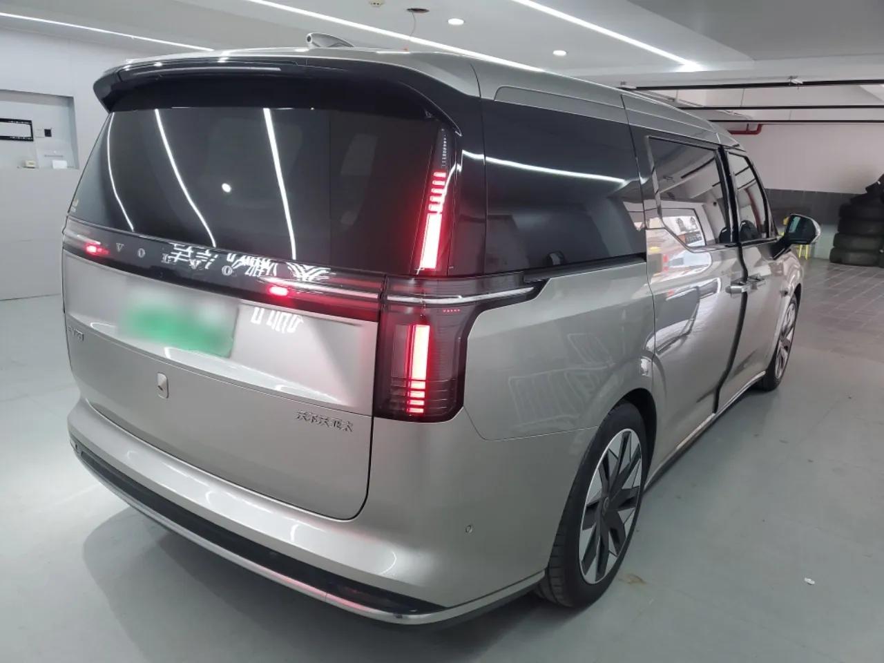 Volvo EM90 2025 Ultra Six-Seater — миниатюра 4