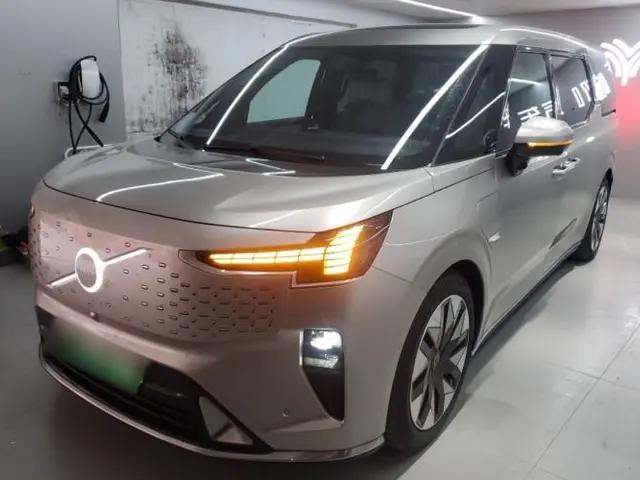 Volvo EM90 2025 Ultra Six-Seater