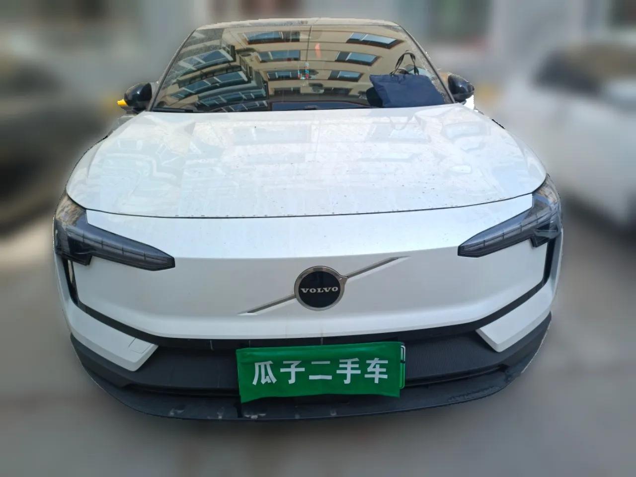 Volvo EX30 2025 Rear-Drive Long-Range Plus Model — миниатюра 2