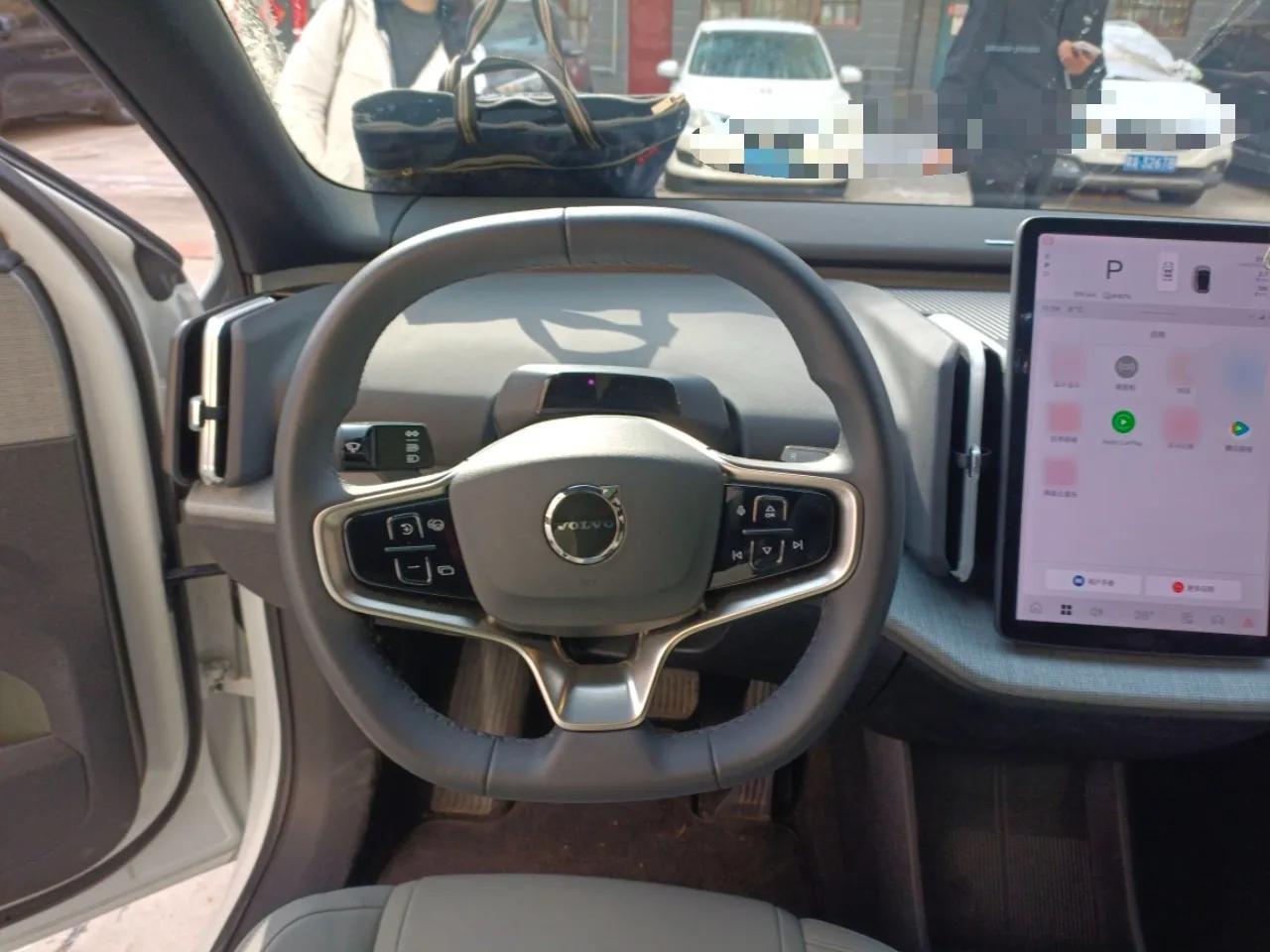 Volvo EX30 2025 Rear-Drive Long-Range Plus Model — миниатюра 11