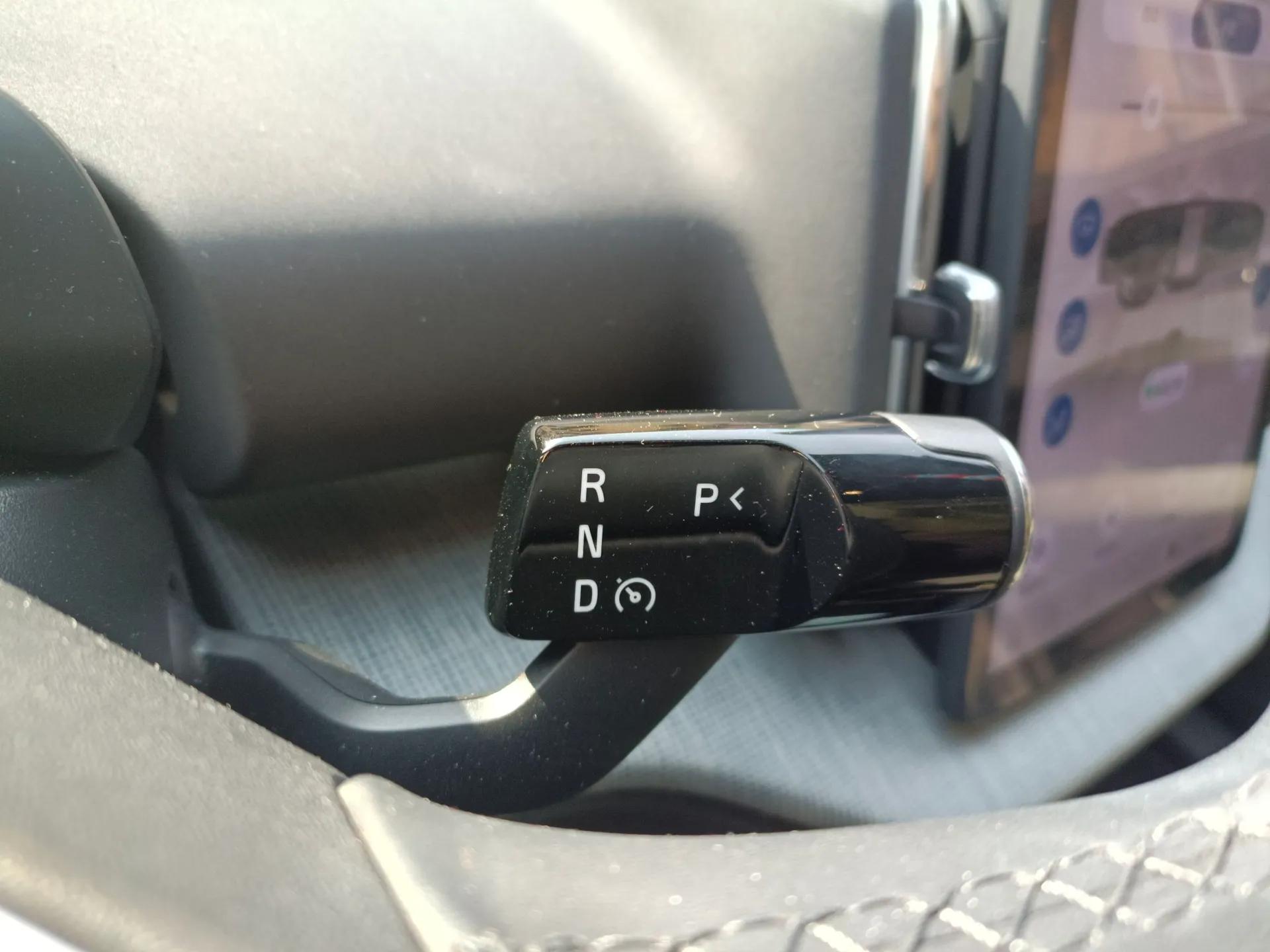 Volvo EX30 2025 Rear-Drive Long-Range Plus Model — миниатюра 15