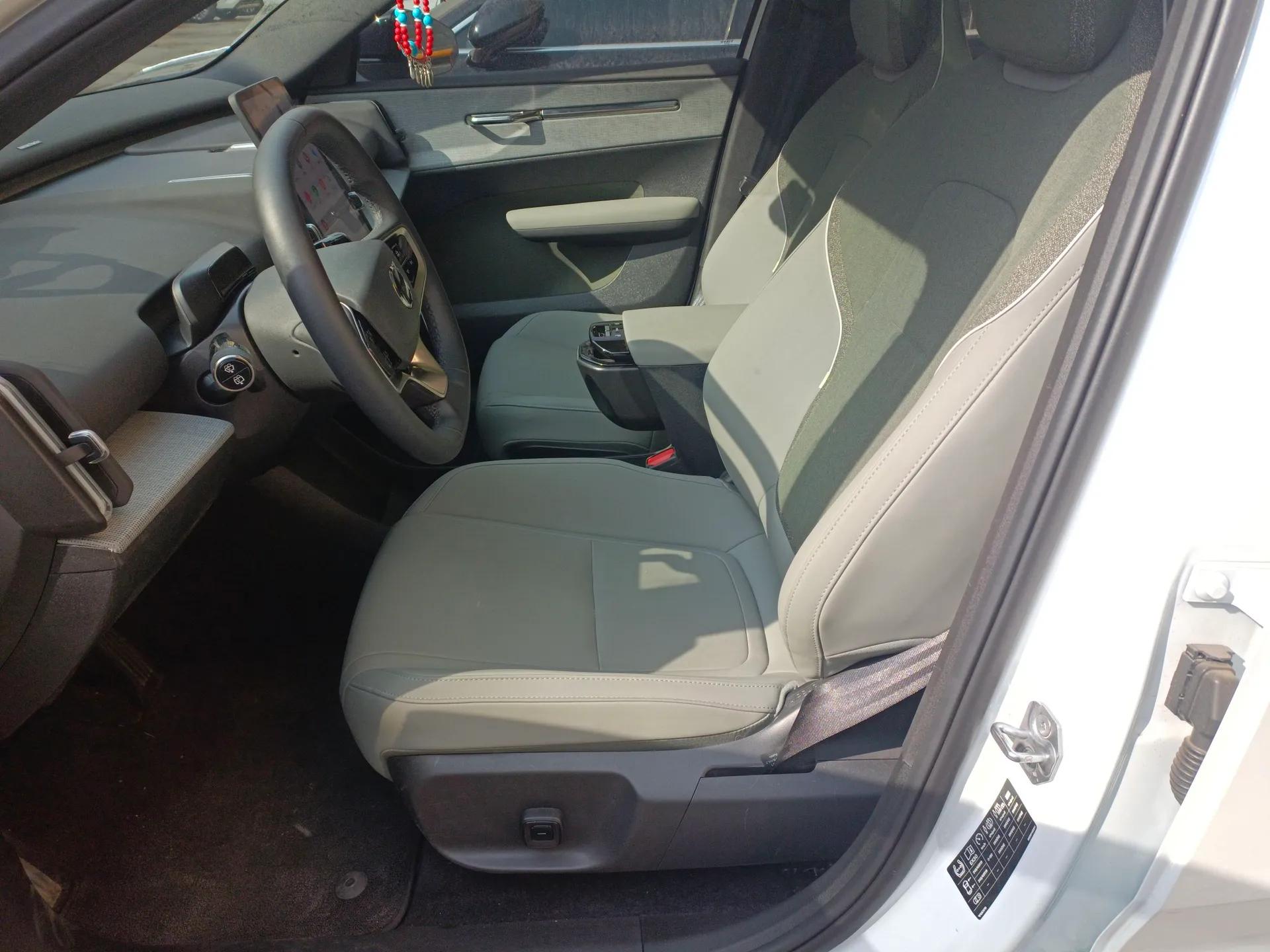 Volvo EX30 2025 Rear-Drive Long-Range Plus Model — миниатюра 16