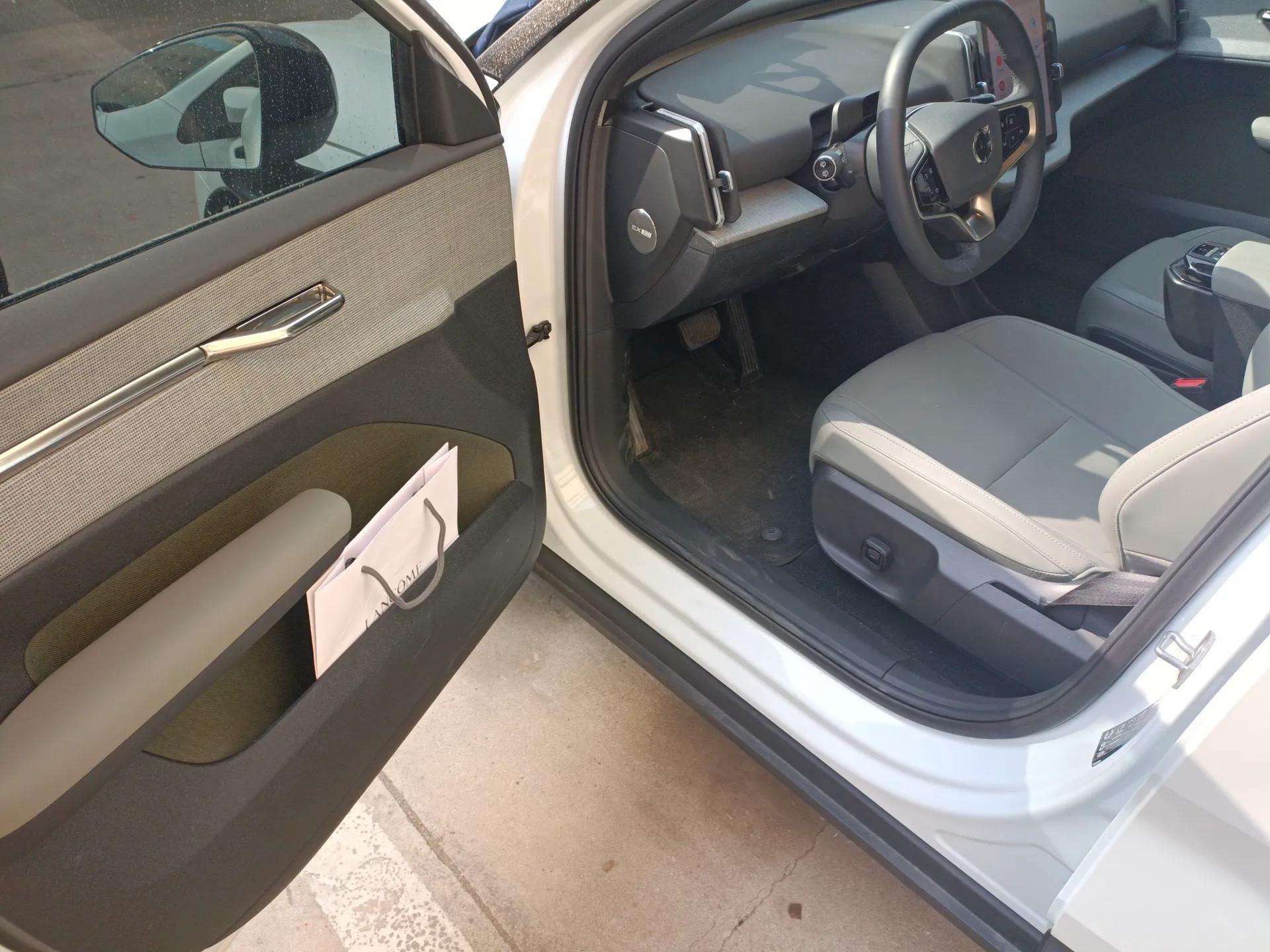 Volvo EX30 2025 Rear-Drive Long-Range Plus Model — миниатюра 17