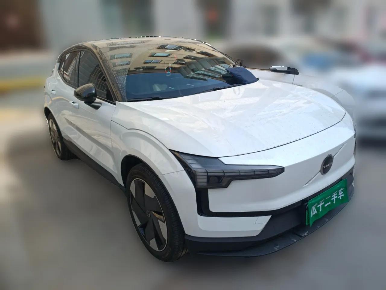 Volvo EX30 2025 Rear-Drive Long-Range Plus Model — миниатюра 3