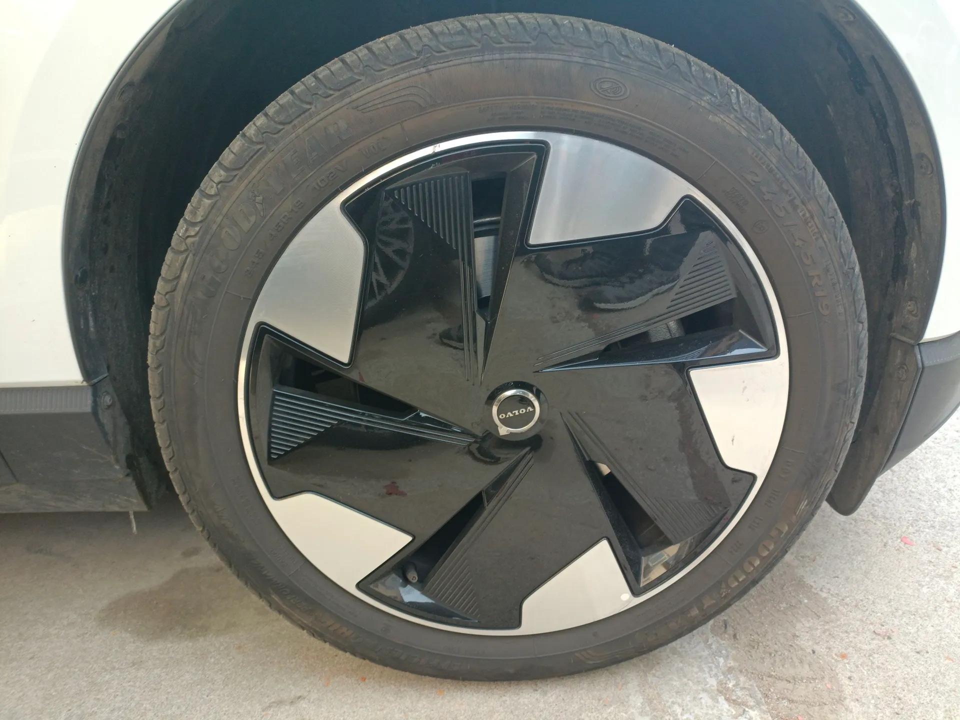 Volvo EX30 2025 Rear-Drive Long-Range Plus Model — миниатюра 8